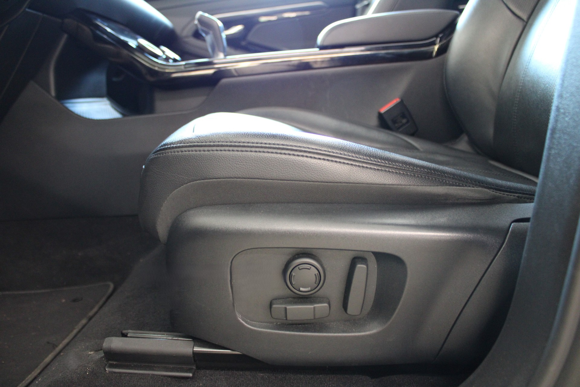 LAND ROVER R-Dynamic P 200 MHEV SE AT9-image-9
