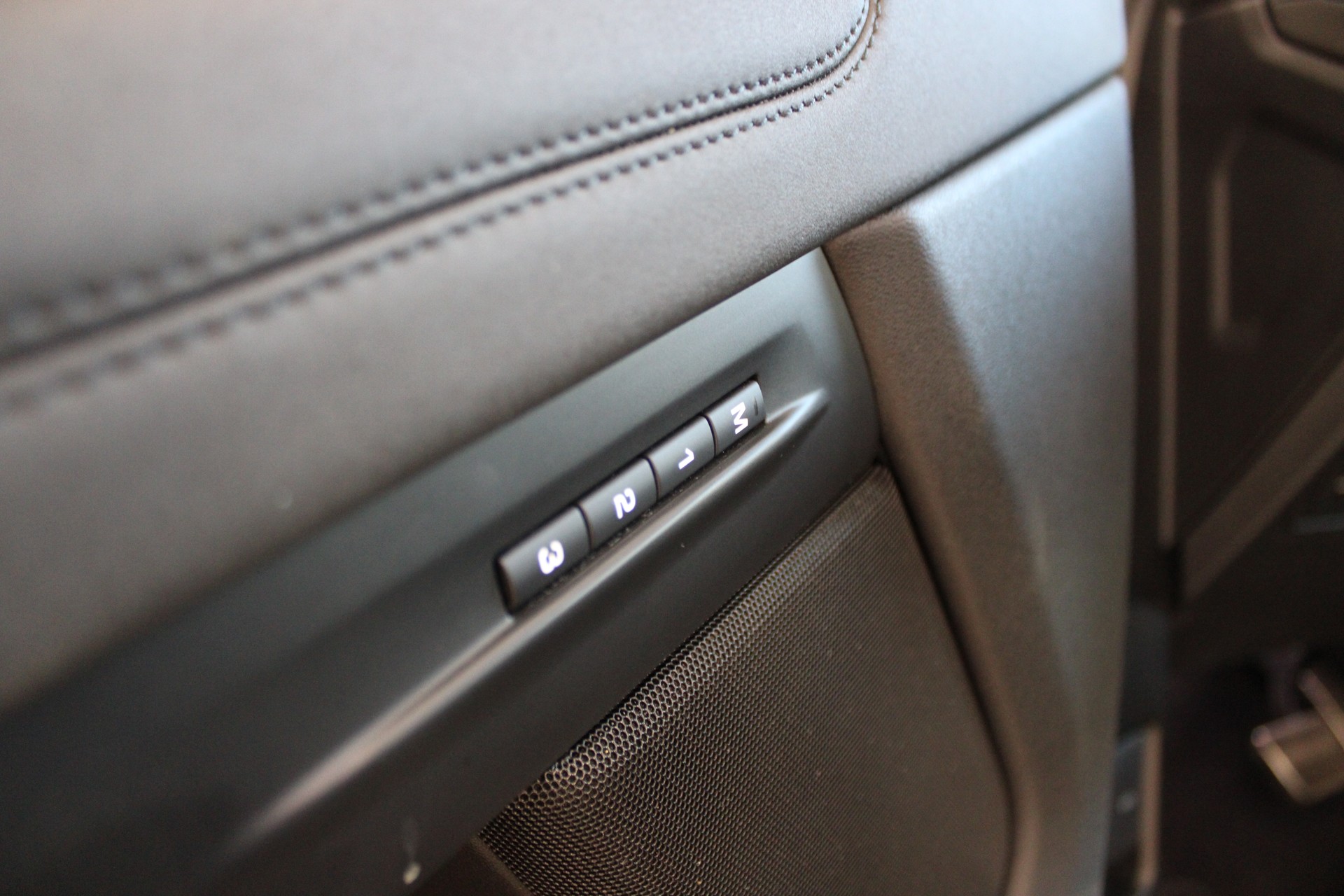 LAND ROVER R-Dynamic P 200 MHEV SE AT9-image-21
