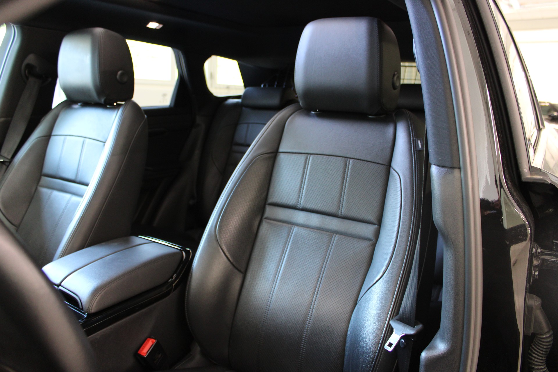 LAND ROVER R-Dynamic P 200 MHEV SE AT9-image-8