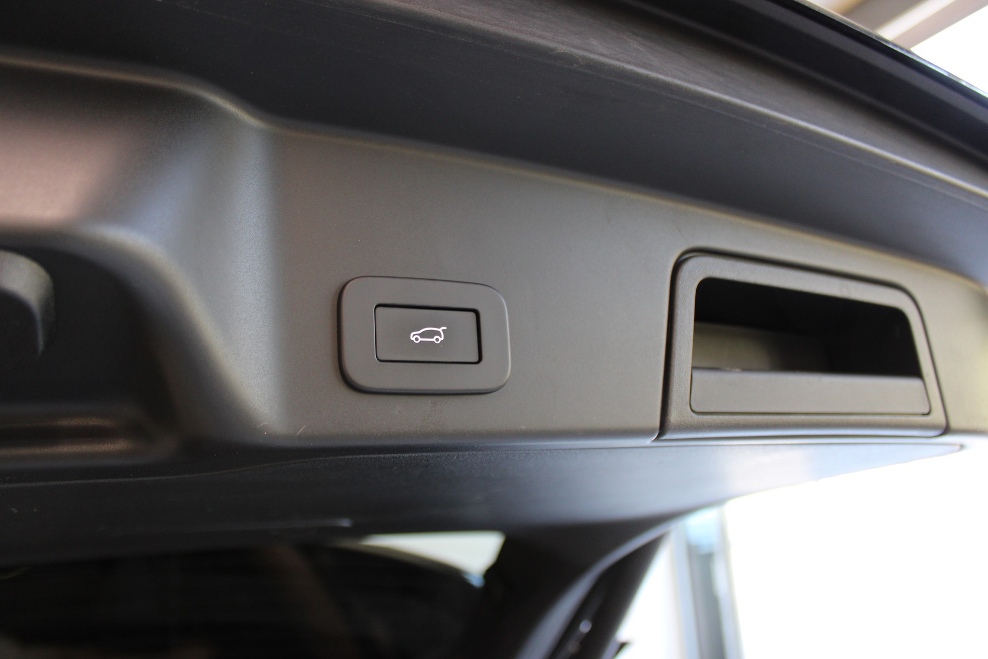 LAND ROVER R-Dynamic P 200 MHEV SE AT9-image-15
