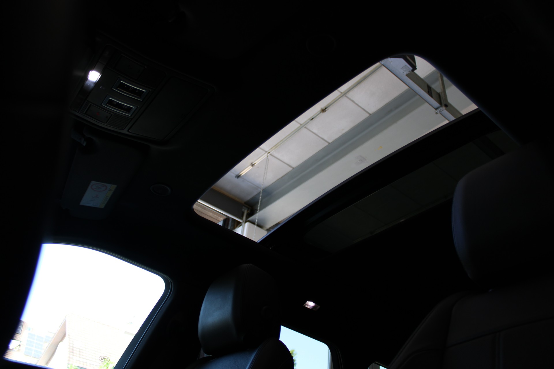 LAND ROVER R-Dynamic P 200 MHEV SE AT9-image-16