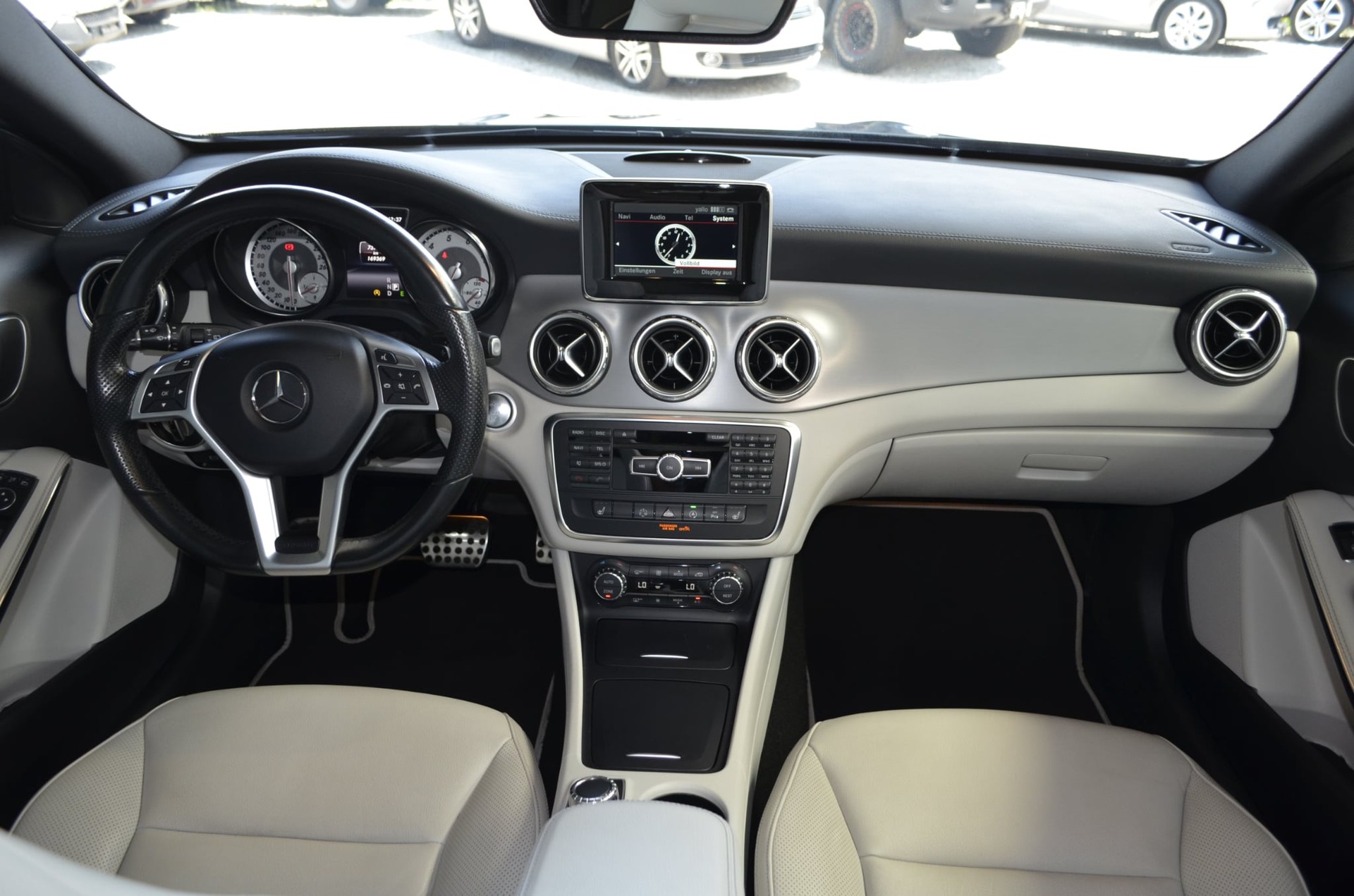 MERCEDES-BENZ GLA 250 AMG Line 7G-DCT-image-6