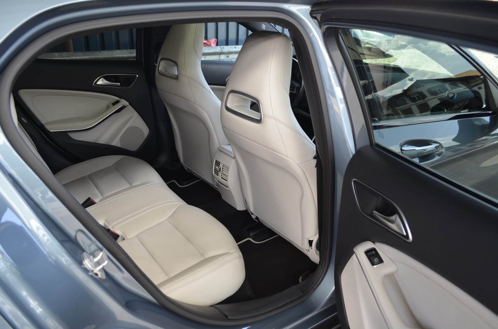 MERCEDES-BENZ GLA 250 AMG Line 7G-DCT-image-8