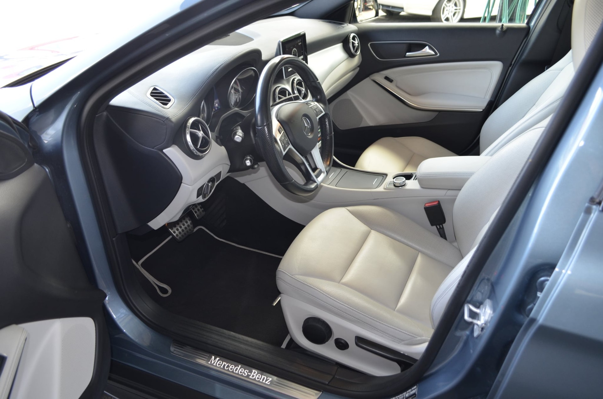 MERCEDES-BENZ GLA 250 AMG Line 7G-DCT-image-7