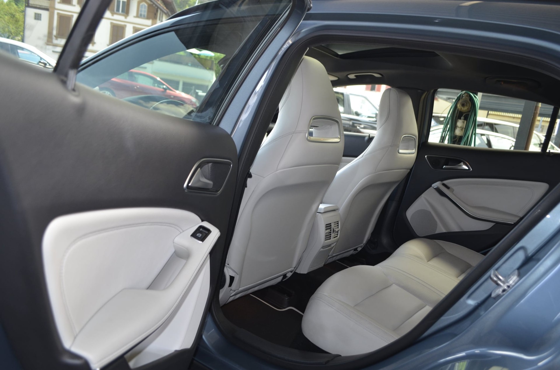 MERCEDES-BENZ GLA 250 AMG Line 7G-DCT-image-9