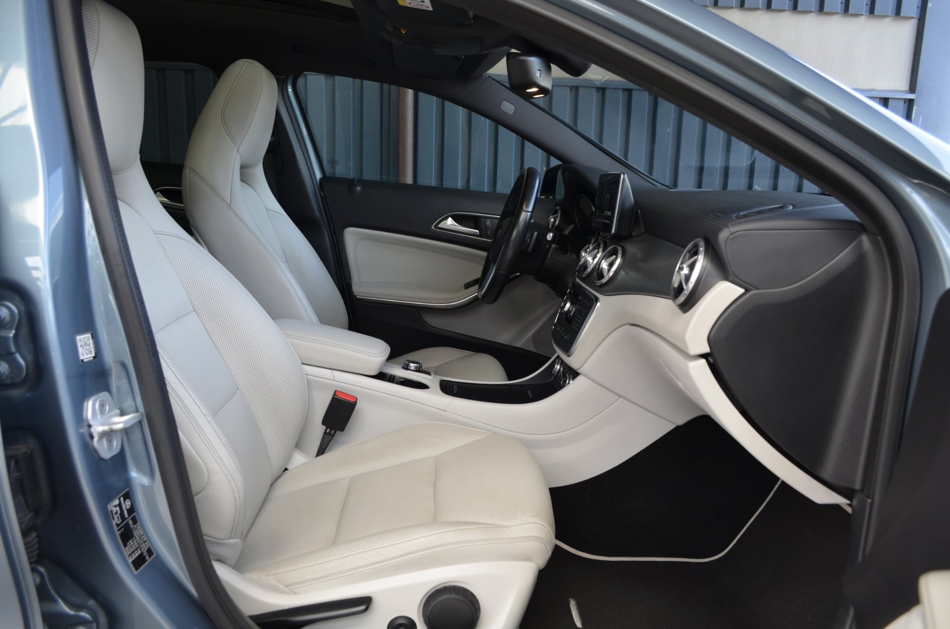 MERCEDES-BENZ GLA 250 AMG Line 7G-DCT-image-5