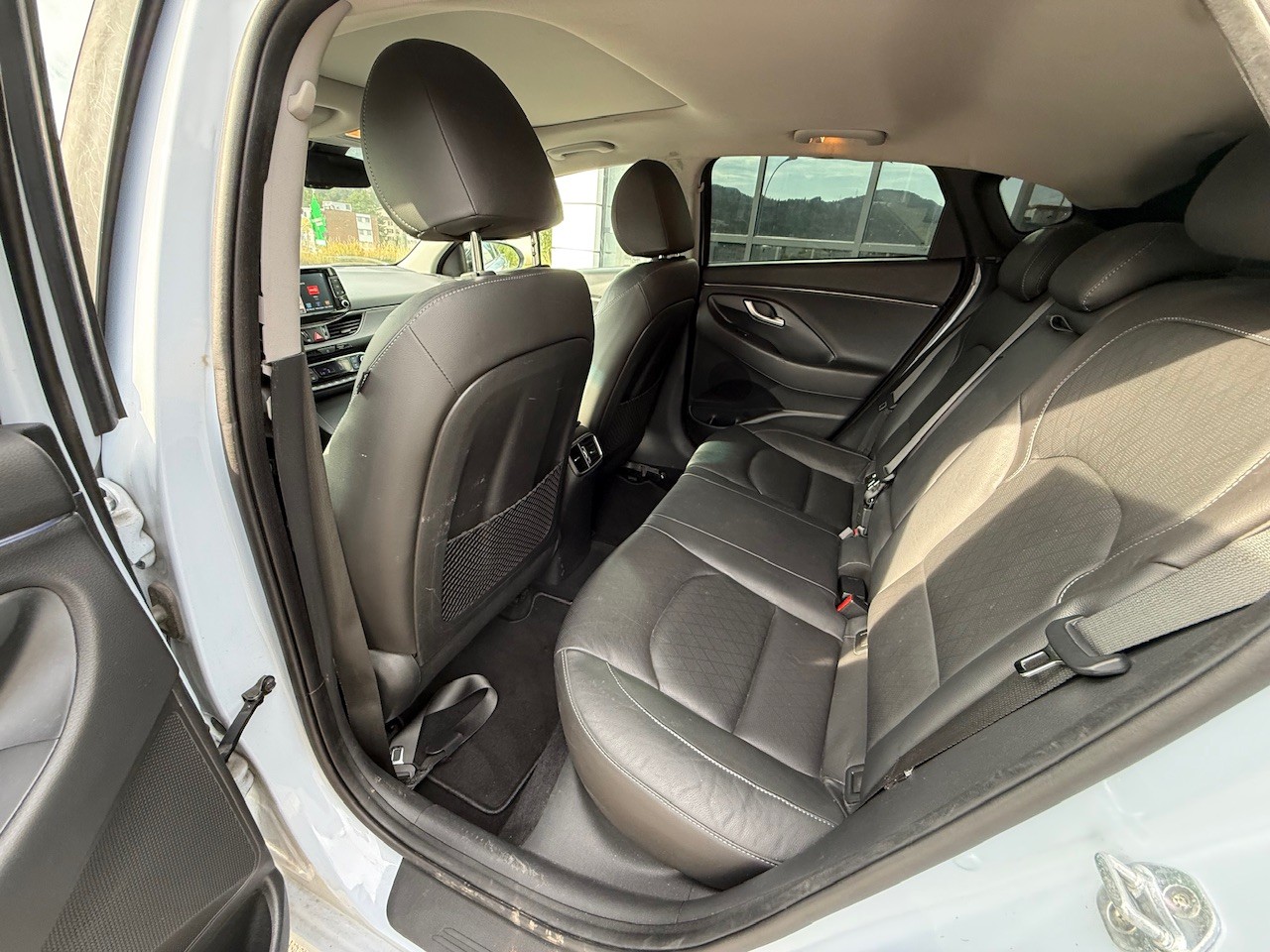 HYUNDAI i30 Fastback 1.4 T-GDi Amplia DCT-image-8