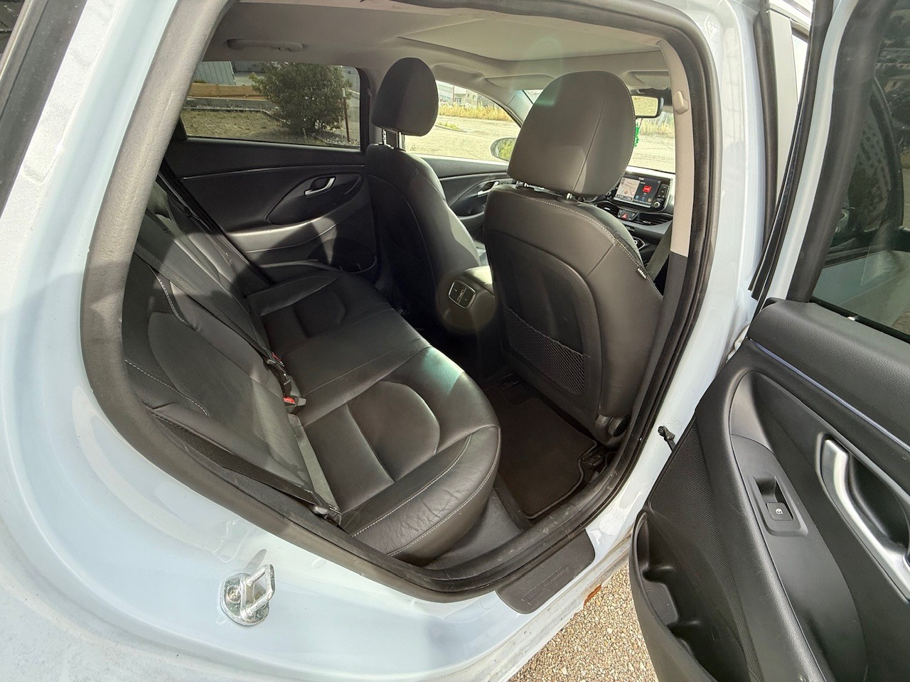HYUNDAI i30 Fastback 1.4 T-GDi Amplia DCT-image-11