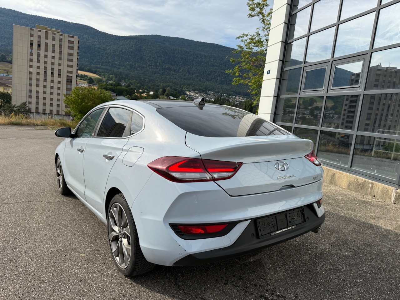HYUNDAI i30 Fastback 1.4 T-GDi Amplia DCT-image-4