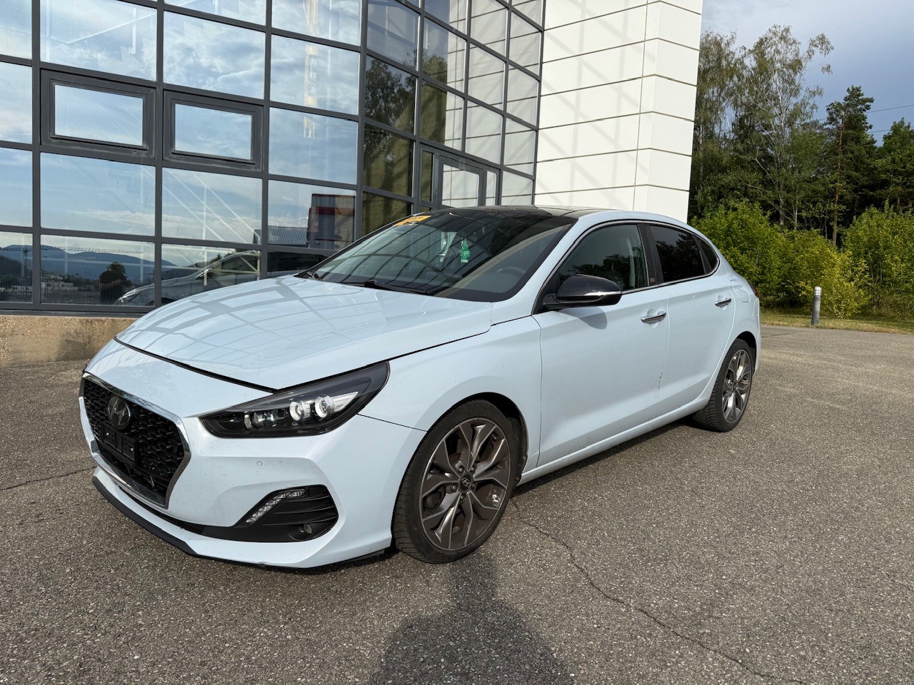 HYUNDAI i30 Fastback 1.4 T-GDi Amplia DCT-image-2