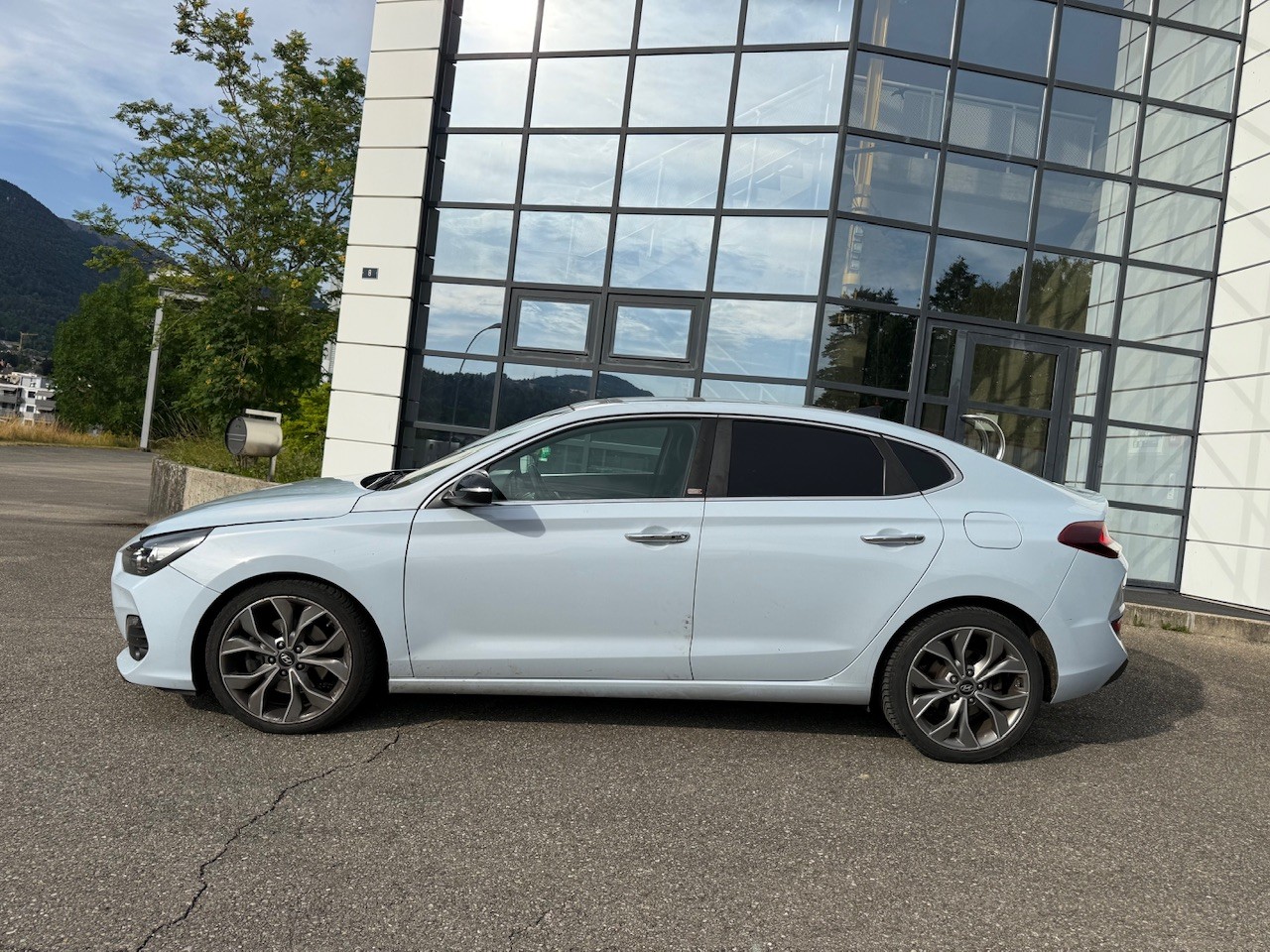 HYUNDAI i30 Fastback 1.4 T-GDi Amplia DCT-image-3