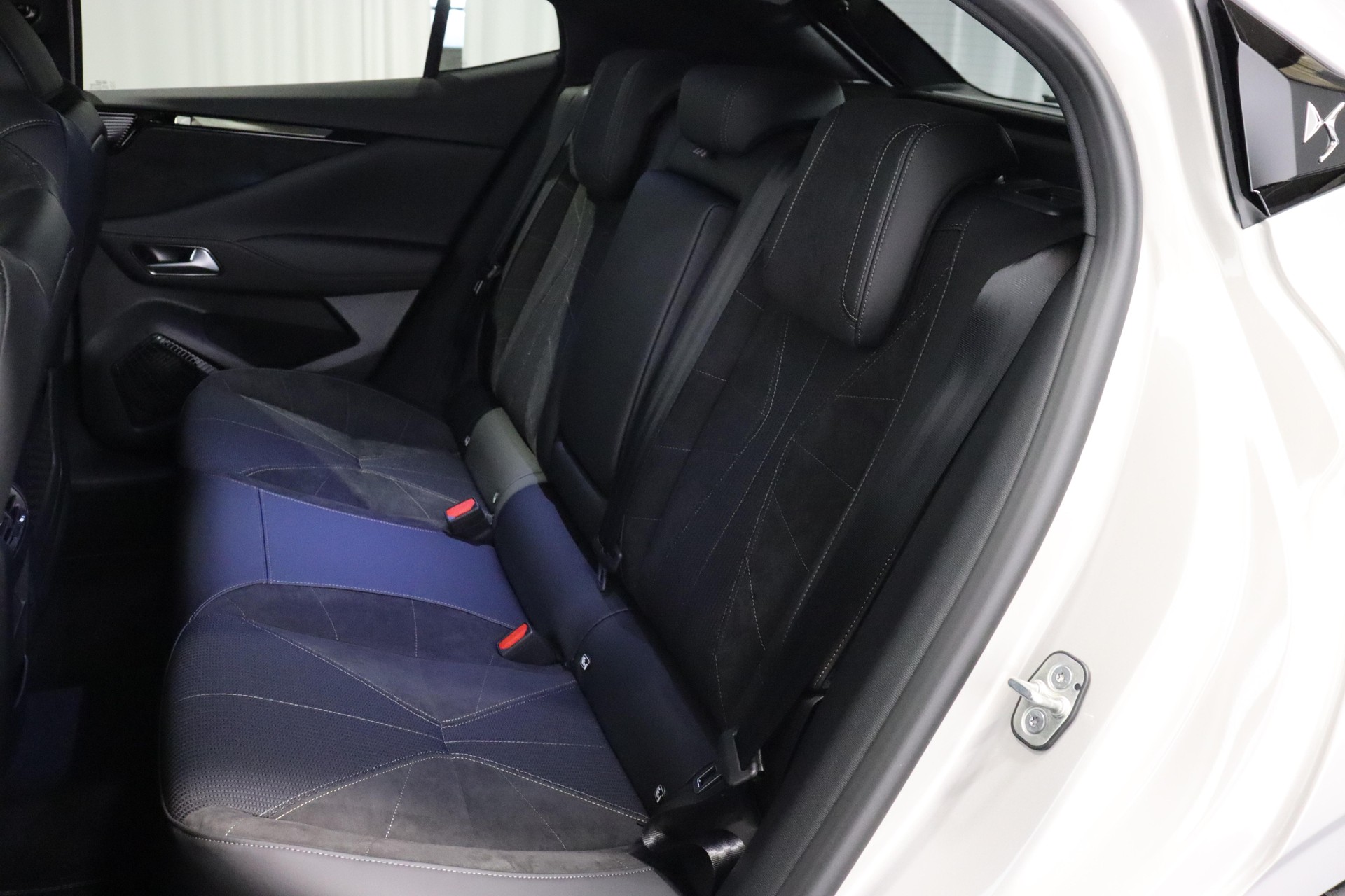 DS AUTOMOBILES No4 E-Tense Étoile Alcantara-image-4