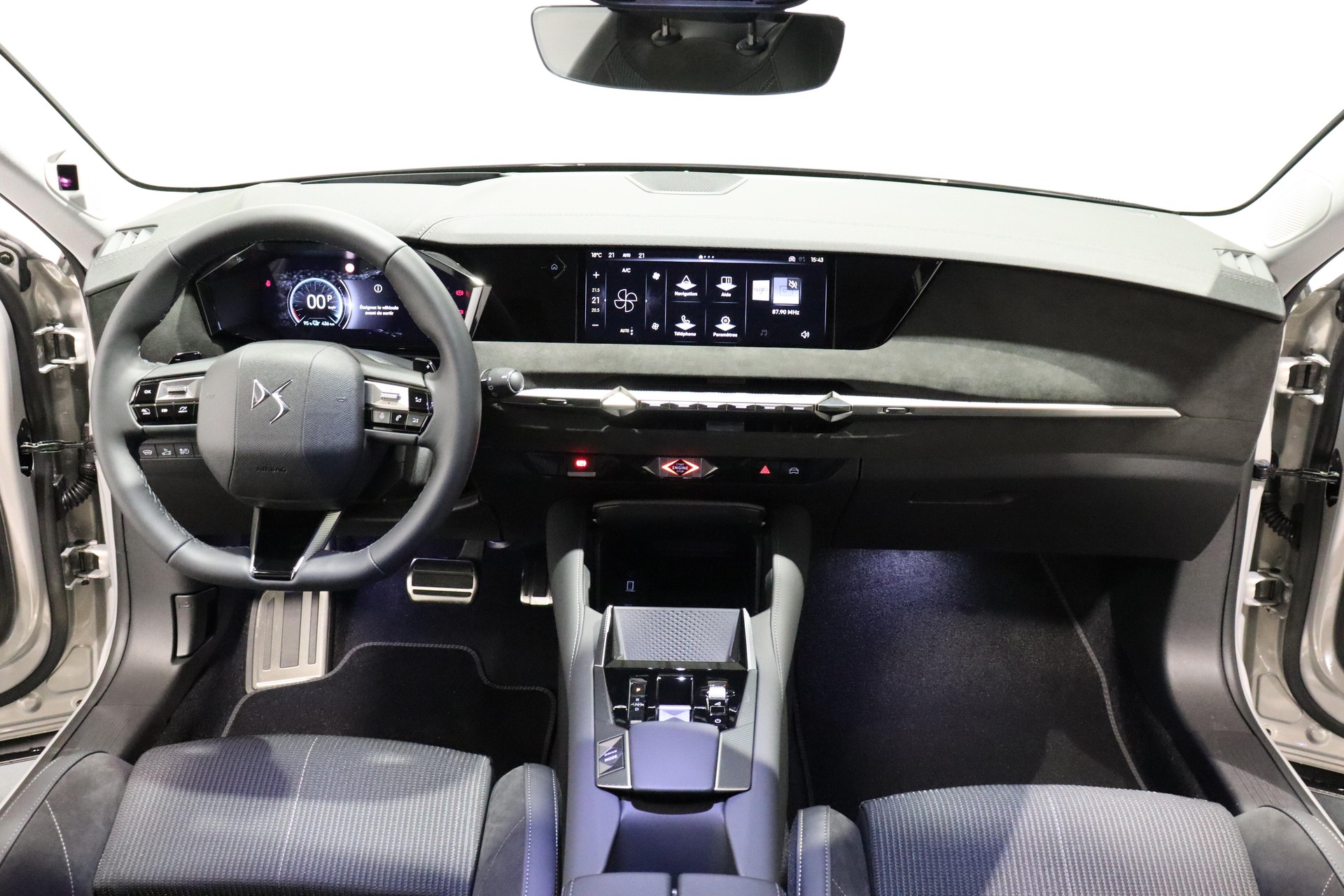 DS AUTOMOBILES No4 E-Tense Étoile Alcantara-image-5