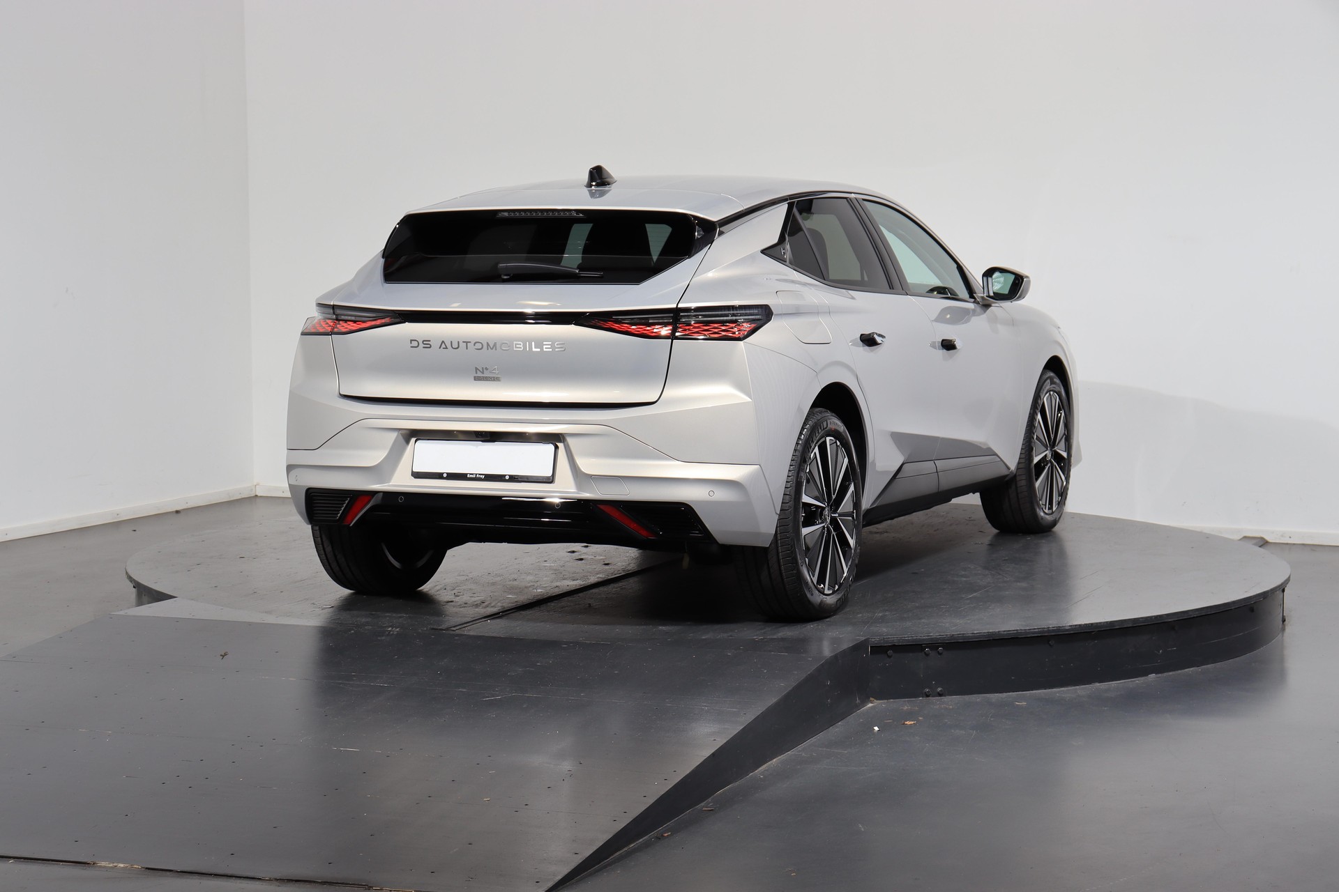 DS AUTOMOBILES No4 E-Tense Étoile Alcantara-showroom-element-2