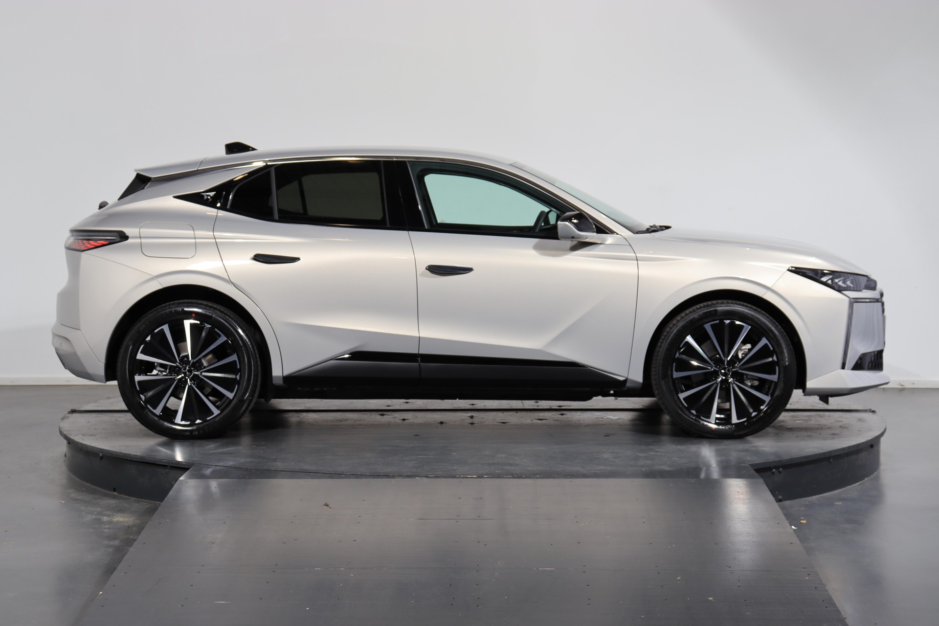 DS AUTOMOBILES No4 E-Tense Étoile Alcantara-showroom-element-1