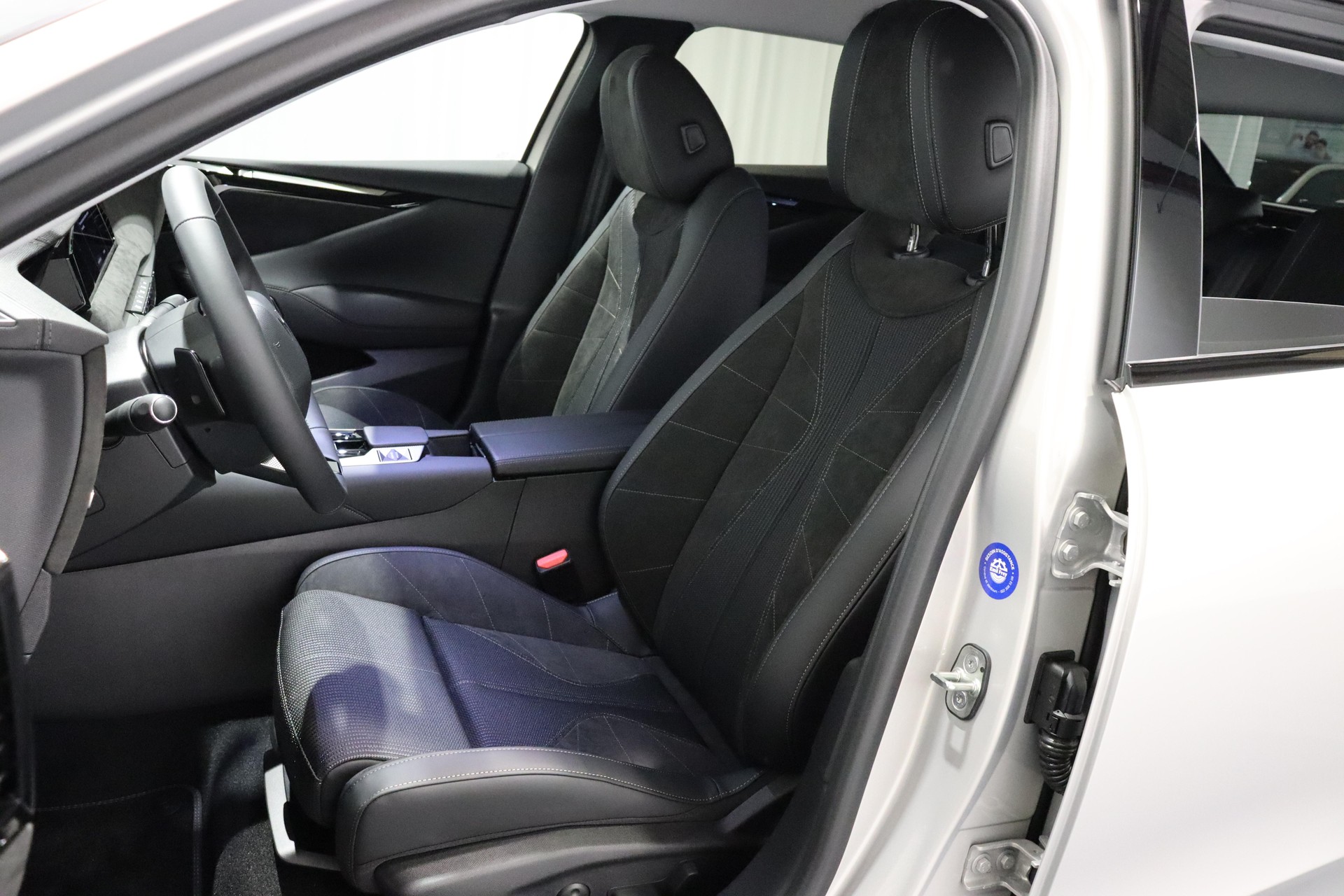 DS AUTOMOBILES No4 E-Tense Étoile Alcantara-showroom-element-3