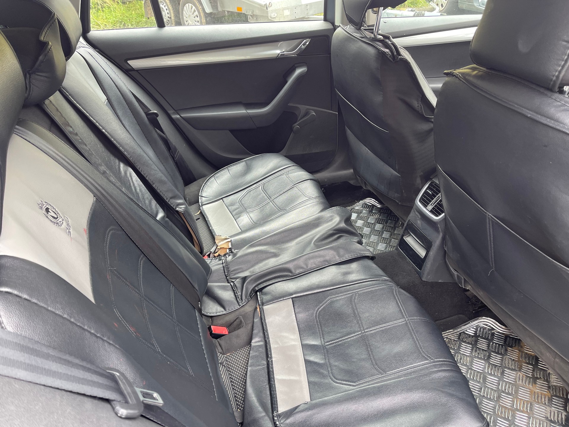 SKODA Octavia Combi 1.6 TDI Swiss Edition DSG-image-6