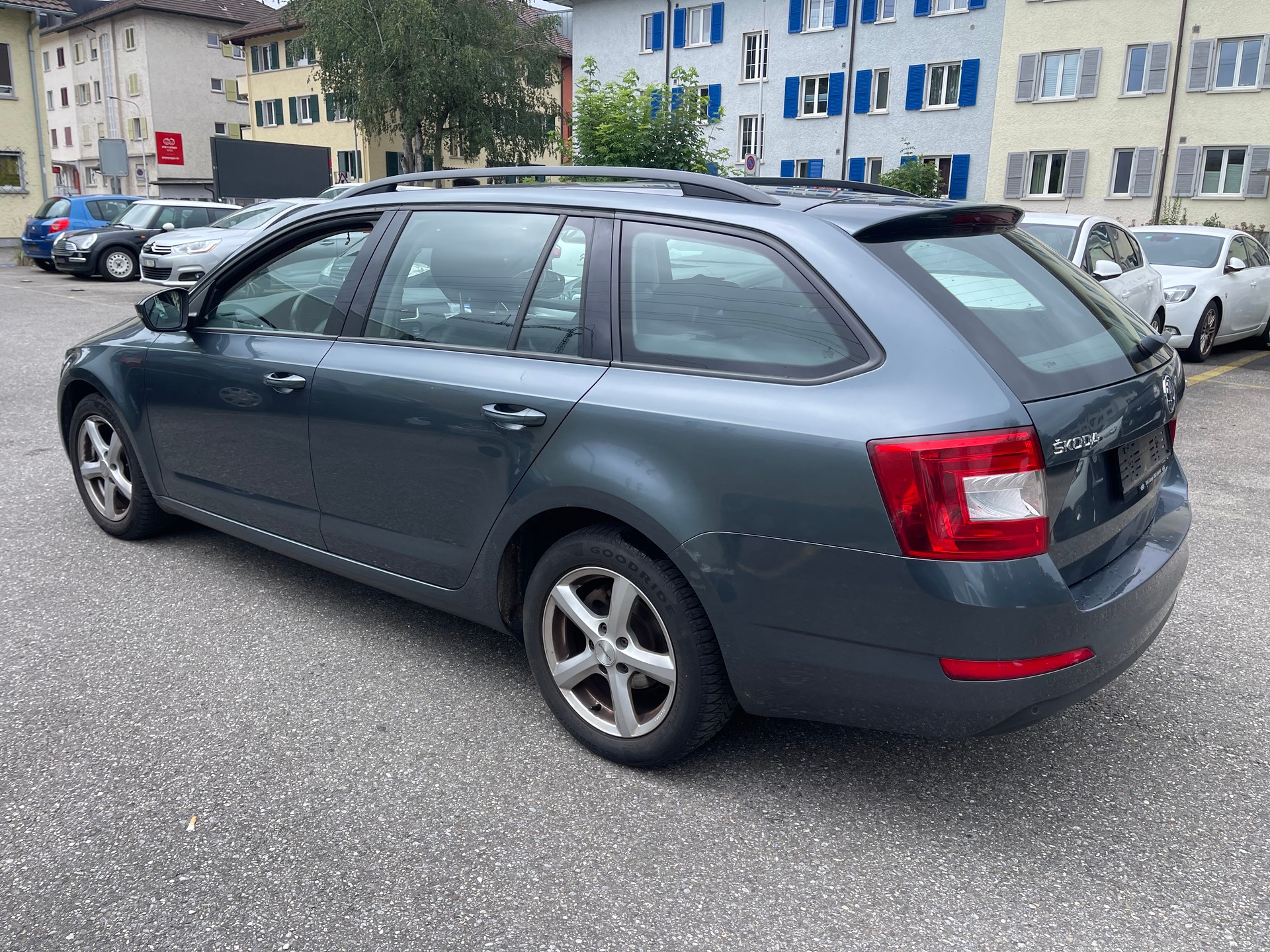 SKODA Octavia Combi 1.6 TDI Swiss Edition DSG-image-2