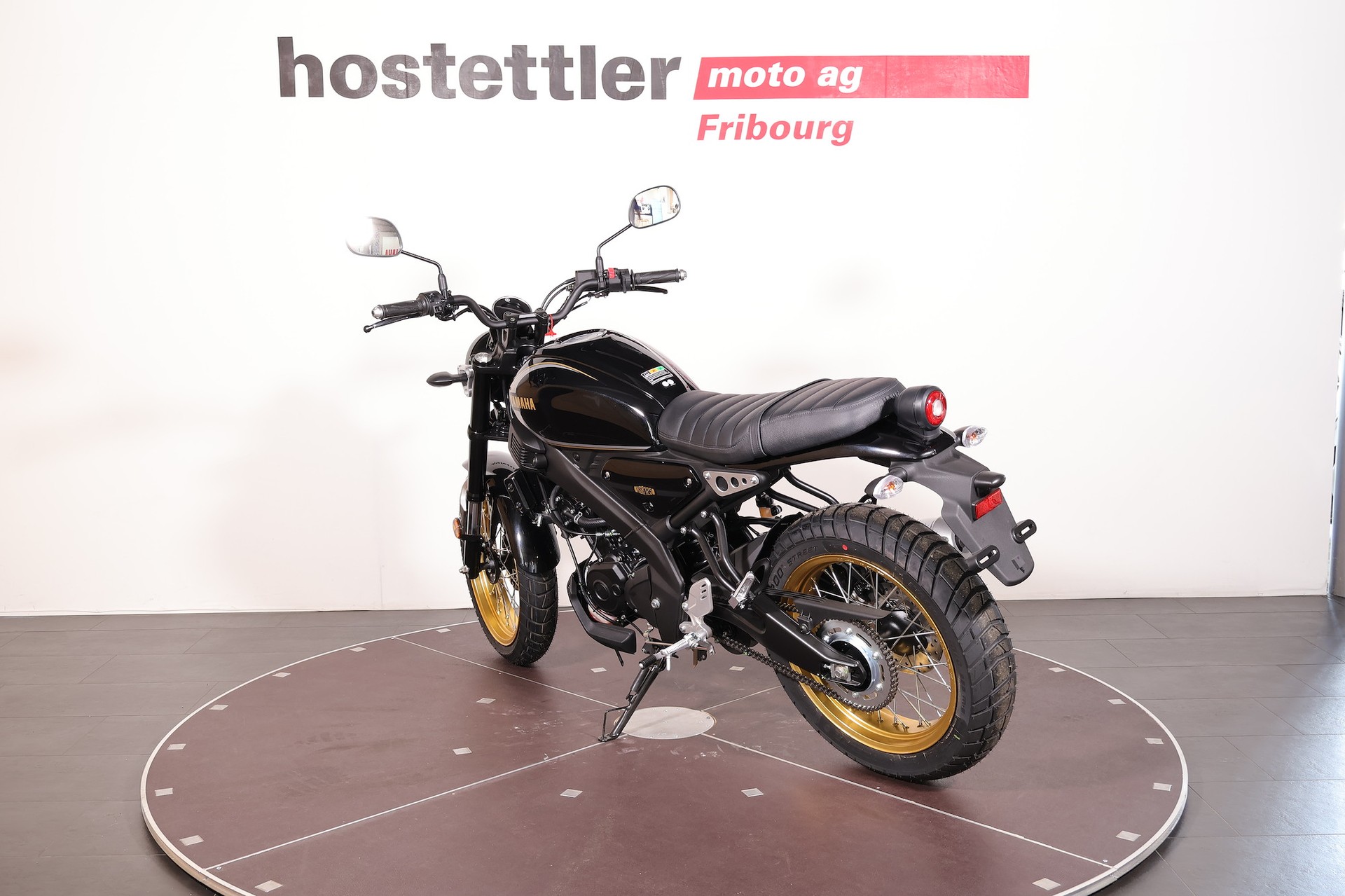 YAMAHA XSR 125 Legacy-showroom-element-3