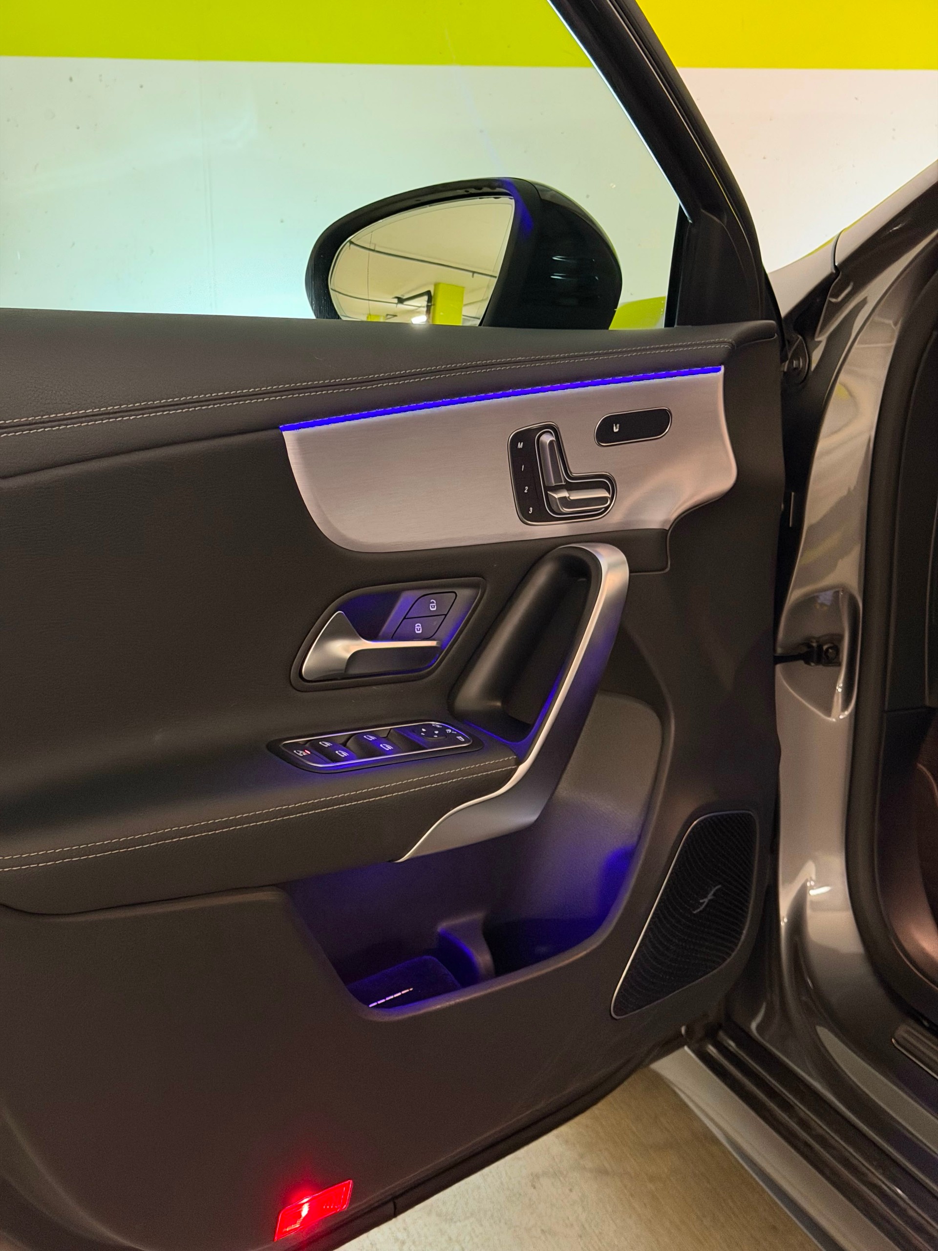 MERCEDES-BENZ A 250 AMG Line-image-5