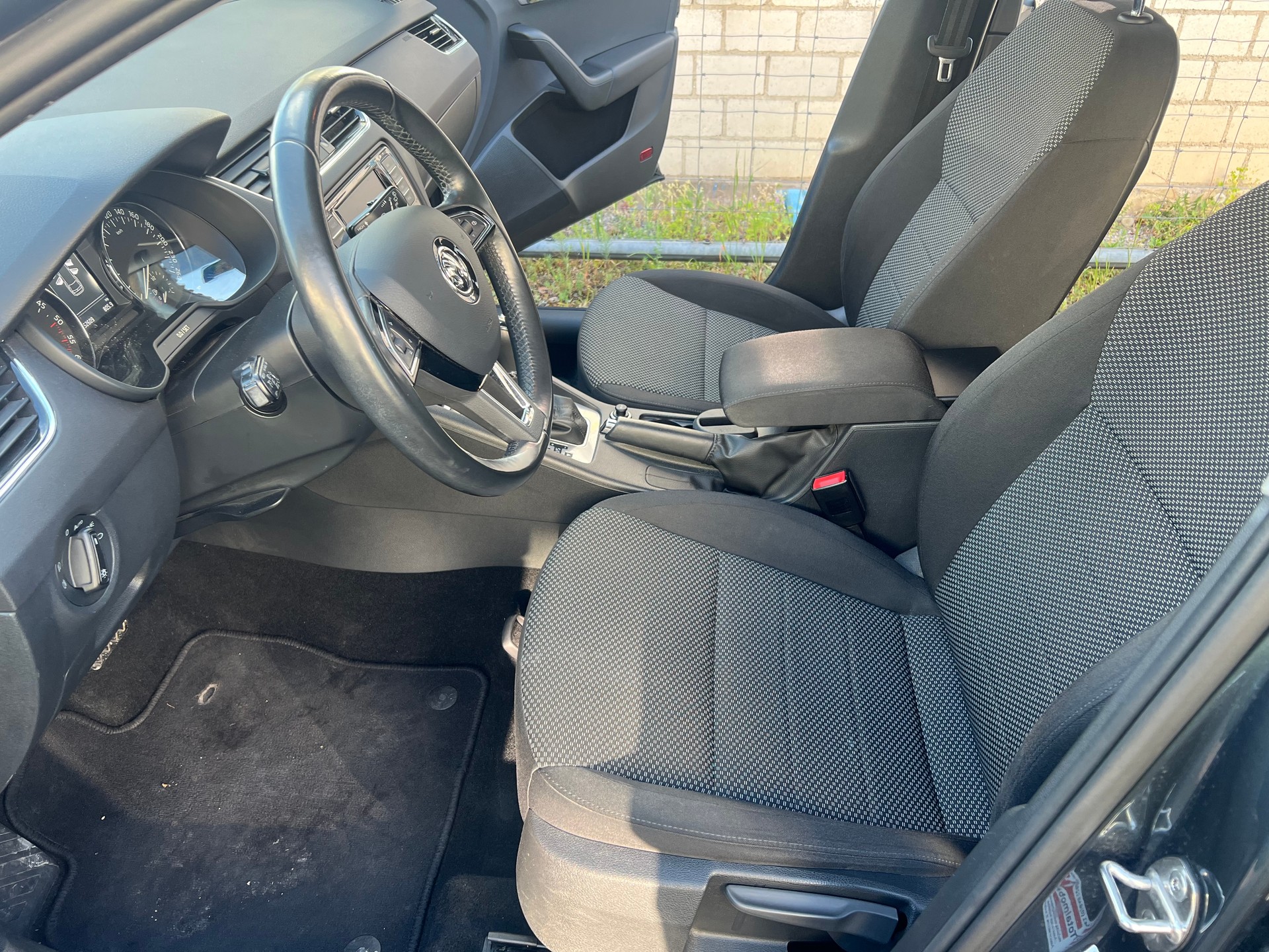 SKODA Octavia Combi 1.6 TDI Ambition DSG-image-9