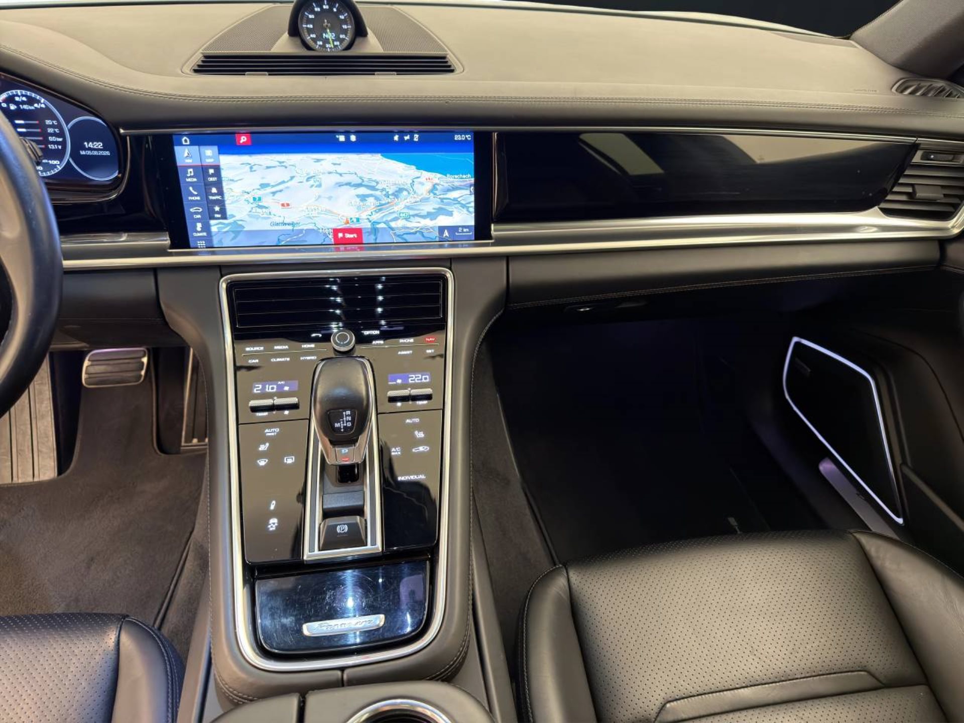 PORSCHE Panamera 4 E-Hybrid Sport Turismo-image-17