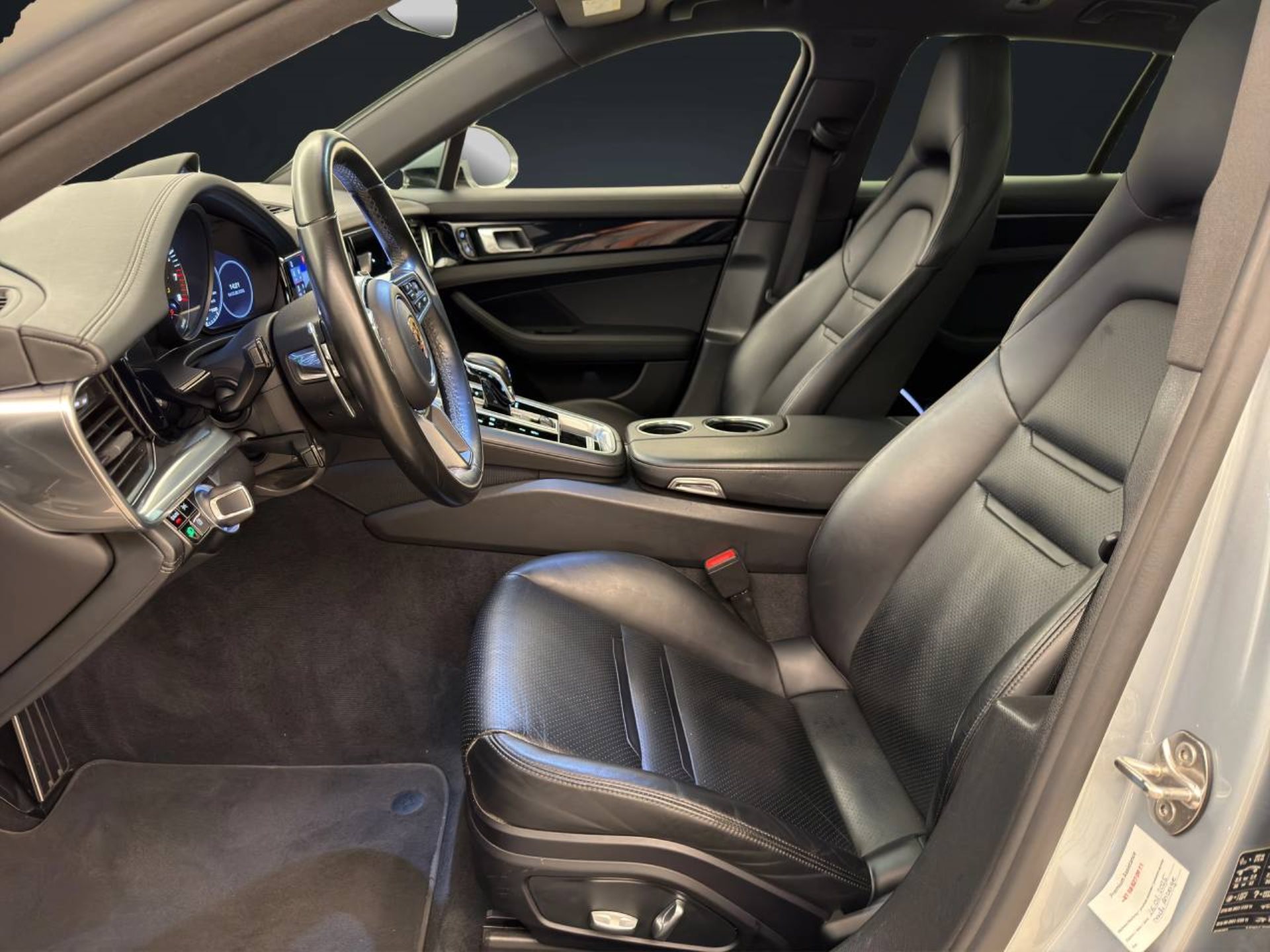 PORSCHE Panamera 4 E-Hybrid Sport Turismo-image-4