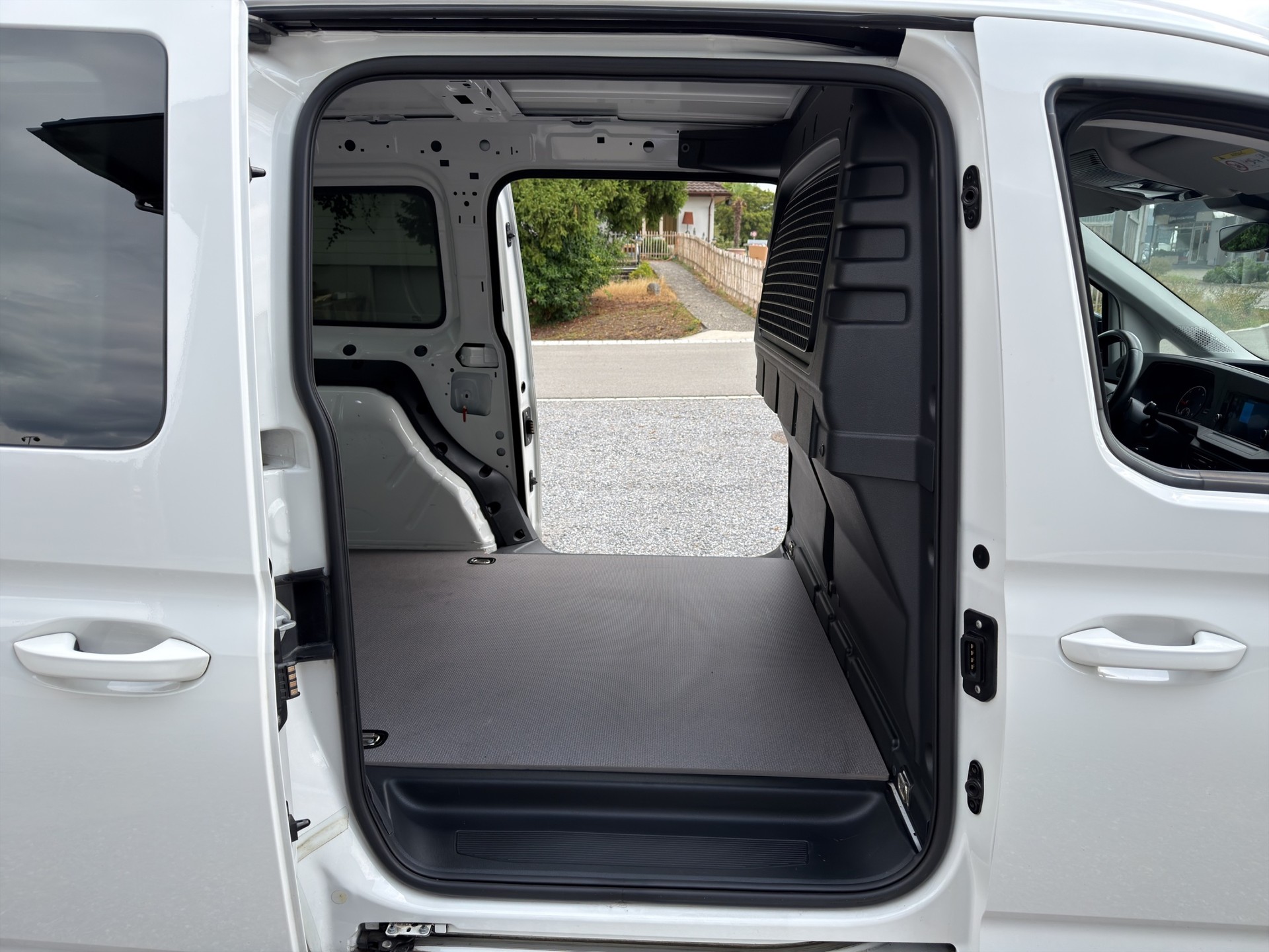 VW Caddy Cargo 2.0TDI Maxi DSG-image-11