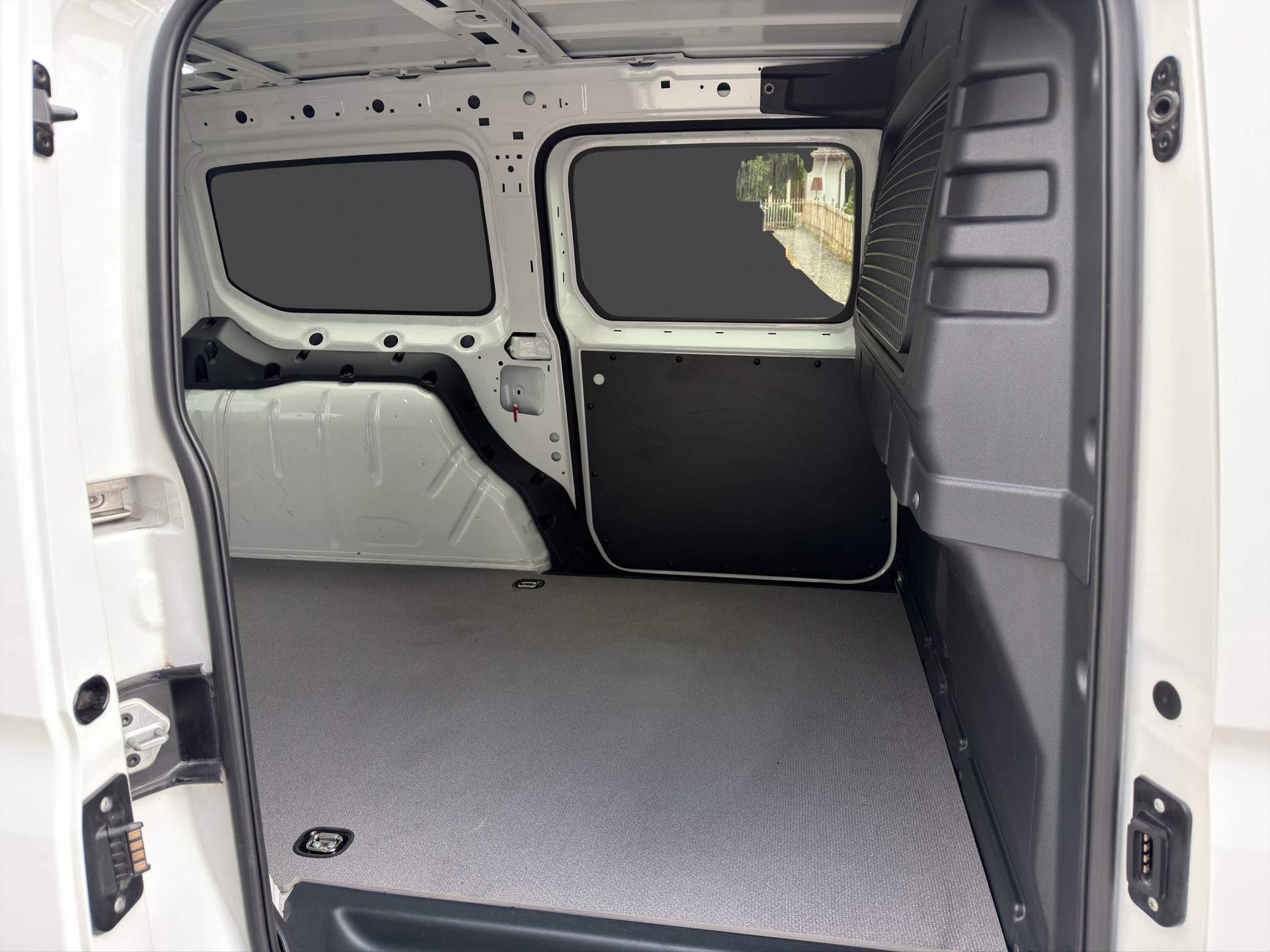VW Caddy Cargo 2.0TDI Maxi DSG-image-12