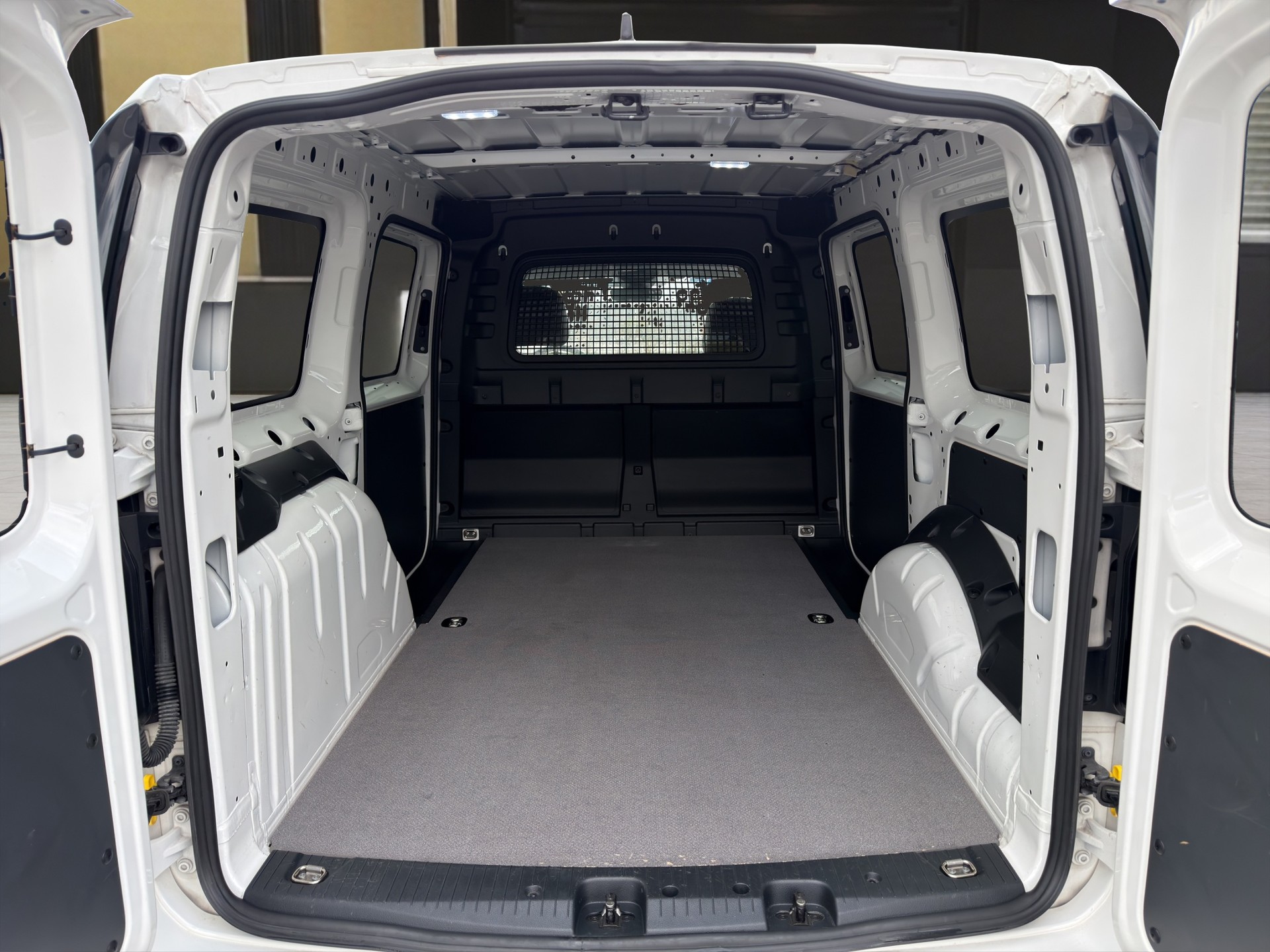 VW Caddy Cargo 2.0TDI Maxi DSG-image-13