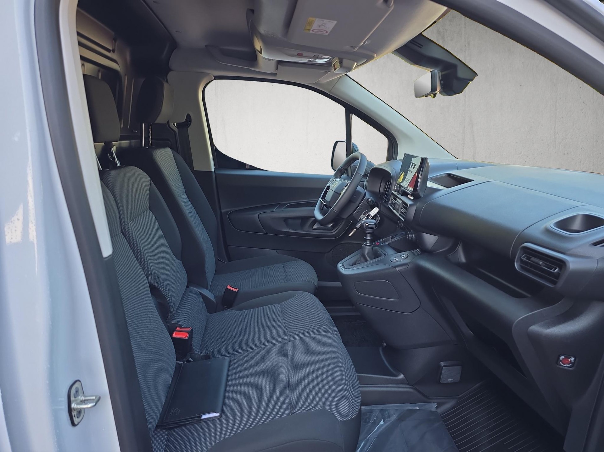 TOYOTA PROACE CITY Van L1 1.2 Advanced-image-13