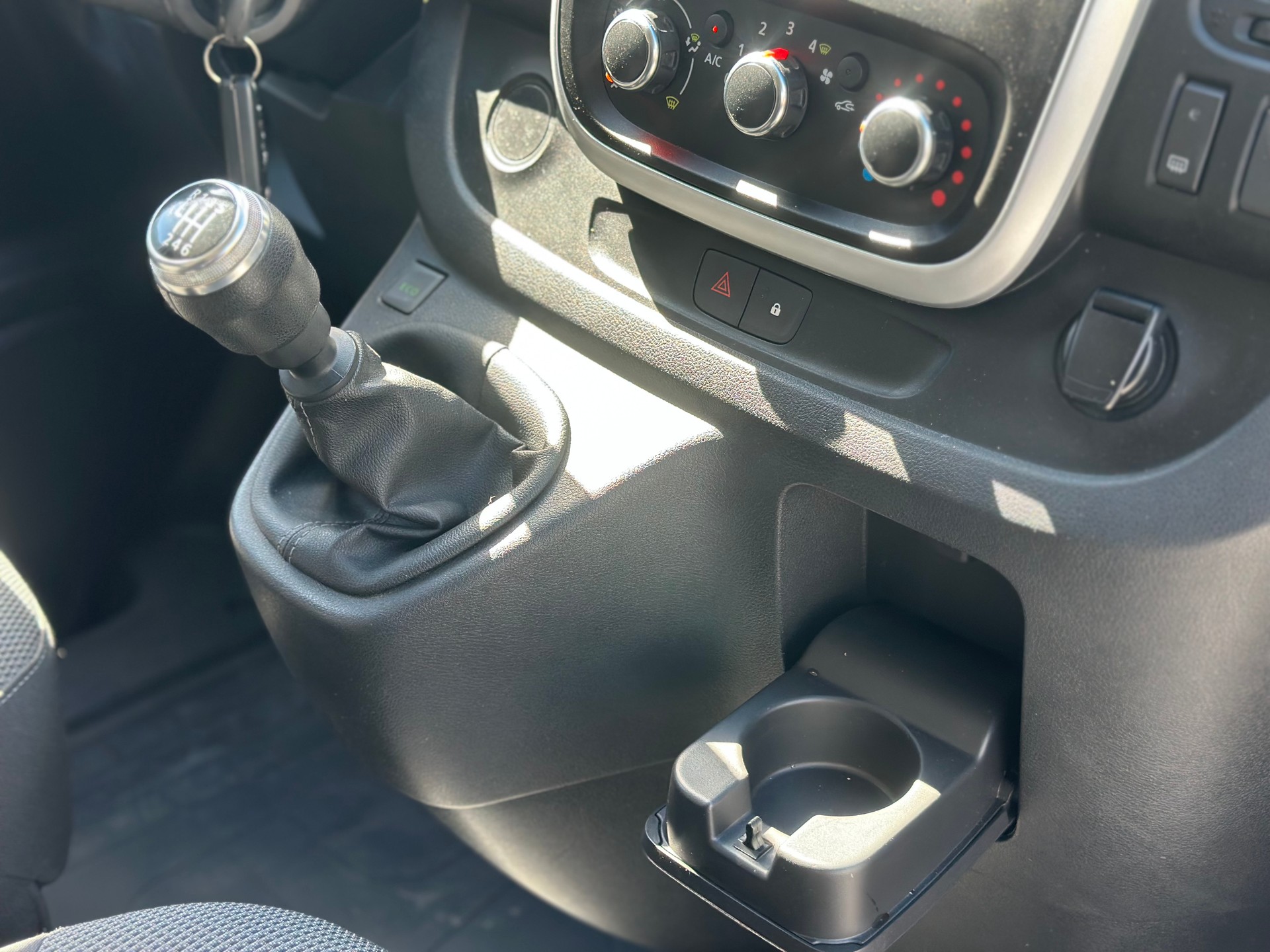 RENAULT Trafic 2.0 Energy dCi 120 3.0t Business L2H1-image-18