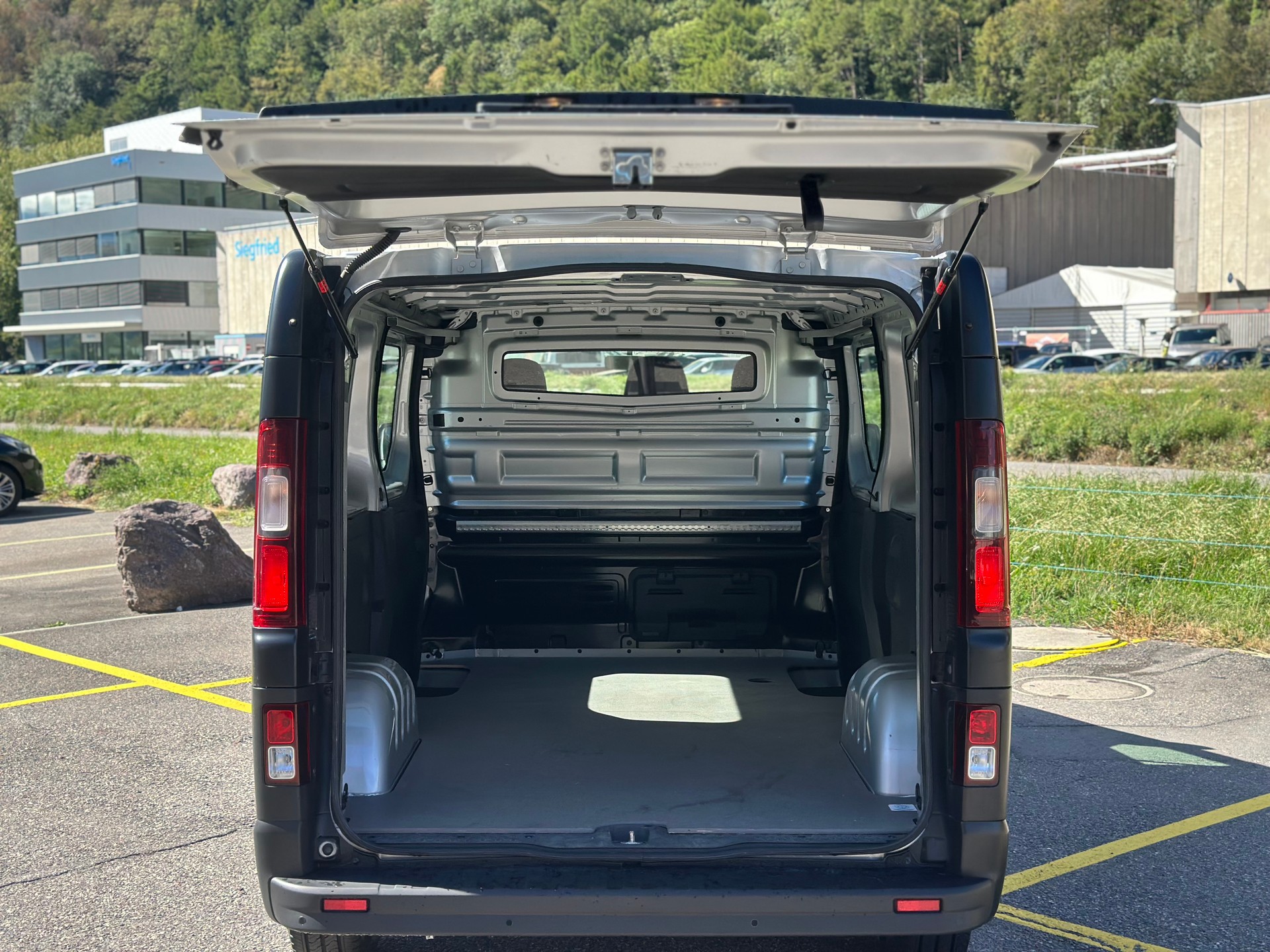 RENAULT Trafic 2.0 Energy dCi 120 3.0t Business L2H1-image-22