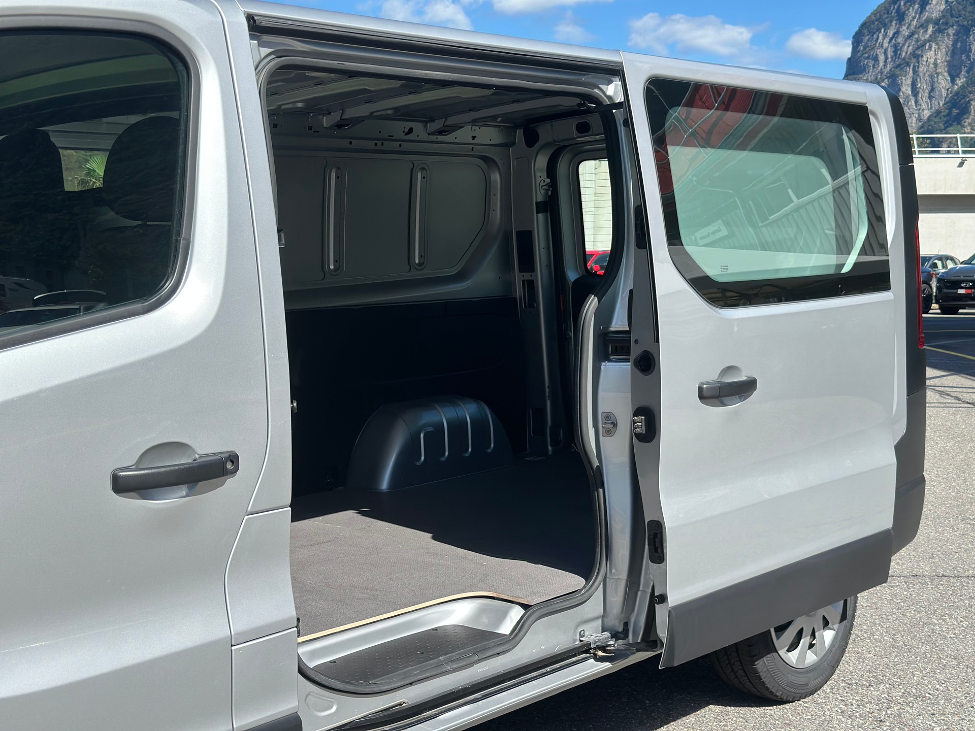 RENAULT Trafic 2.0 Energy dCi 120 3.0t Business L2H1-image-21