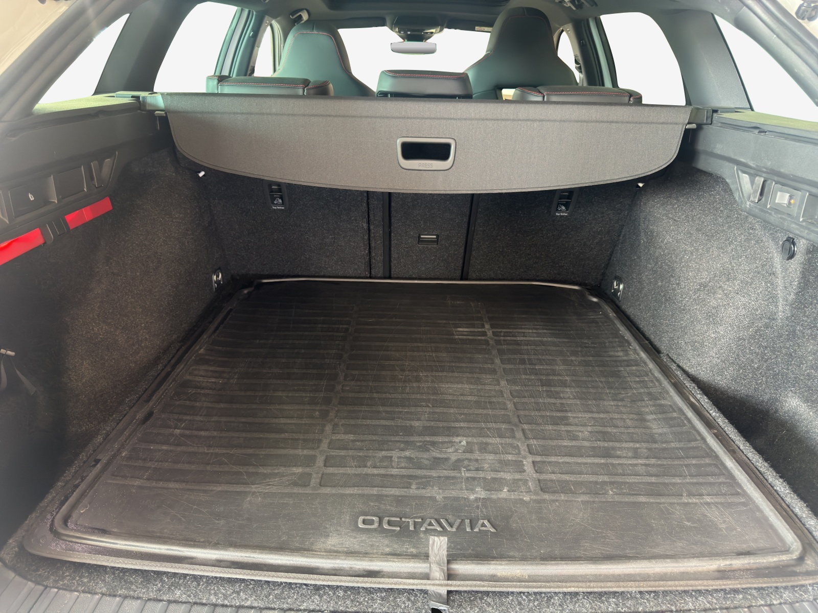 SKODA Octavia Combi 2.0 TDI DSG RS 4x4-image-12