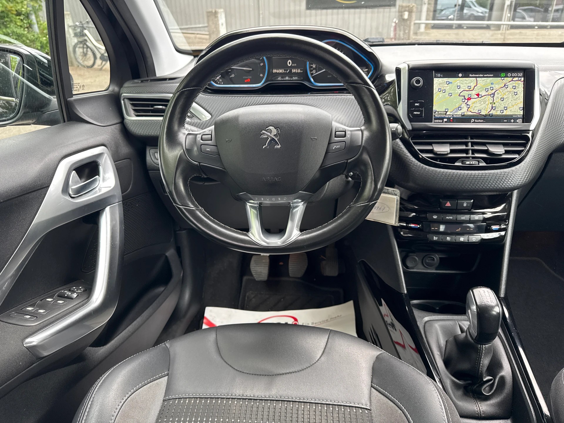 PEUGEOT 2008 1.5 BlueHDi Allure * Teil-Leder * Gr. Navi * Klima-auto * Tempomat * PDC H * Frisch Ab MFK-image-3