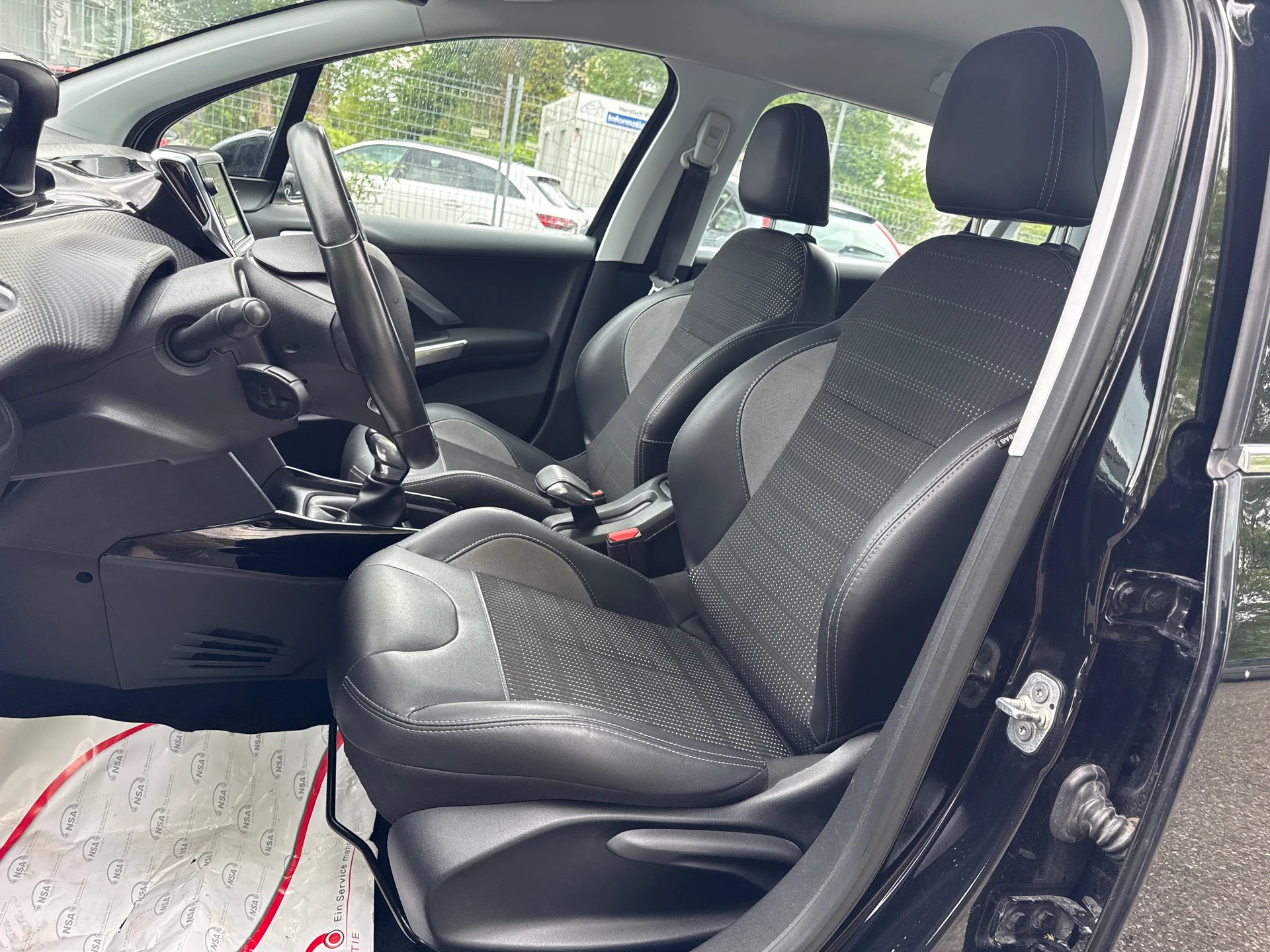 PEUGEOT 2008 1.5 BlueHDi Allure * Teil-Leder * Gr. Navi * Klima-auto * Tempomat * PDC H * Frisch Ab MFK-image-6