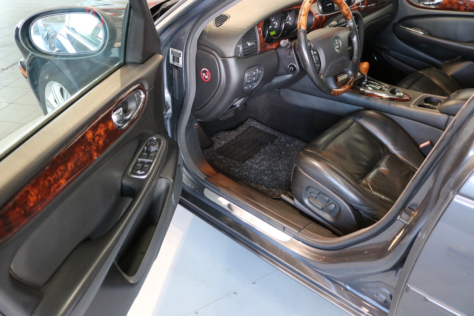JAGUAR XJ8 LWB 4.2 V8 Executive-image-30