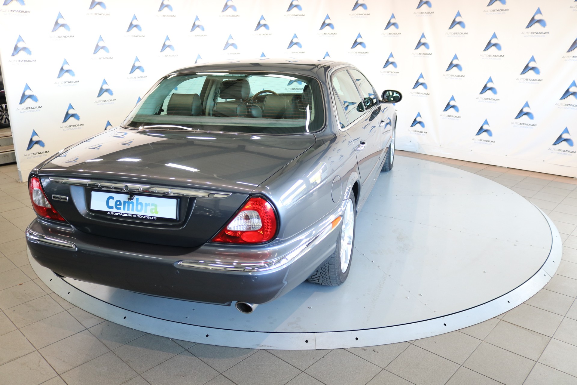 JAGUAR XJ8 LWB 4.2 V8 Executive-image-17