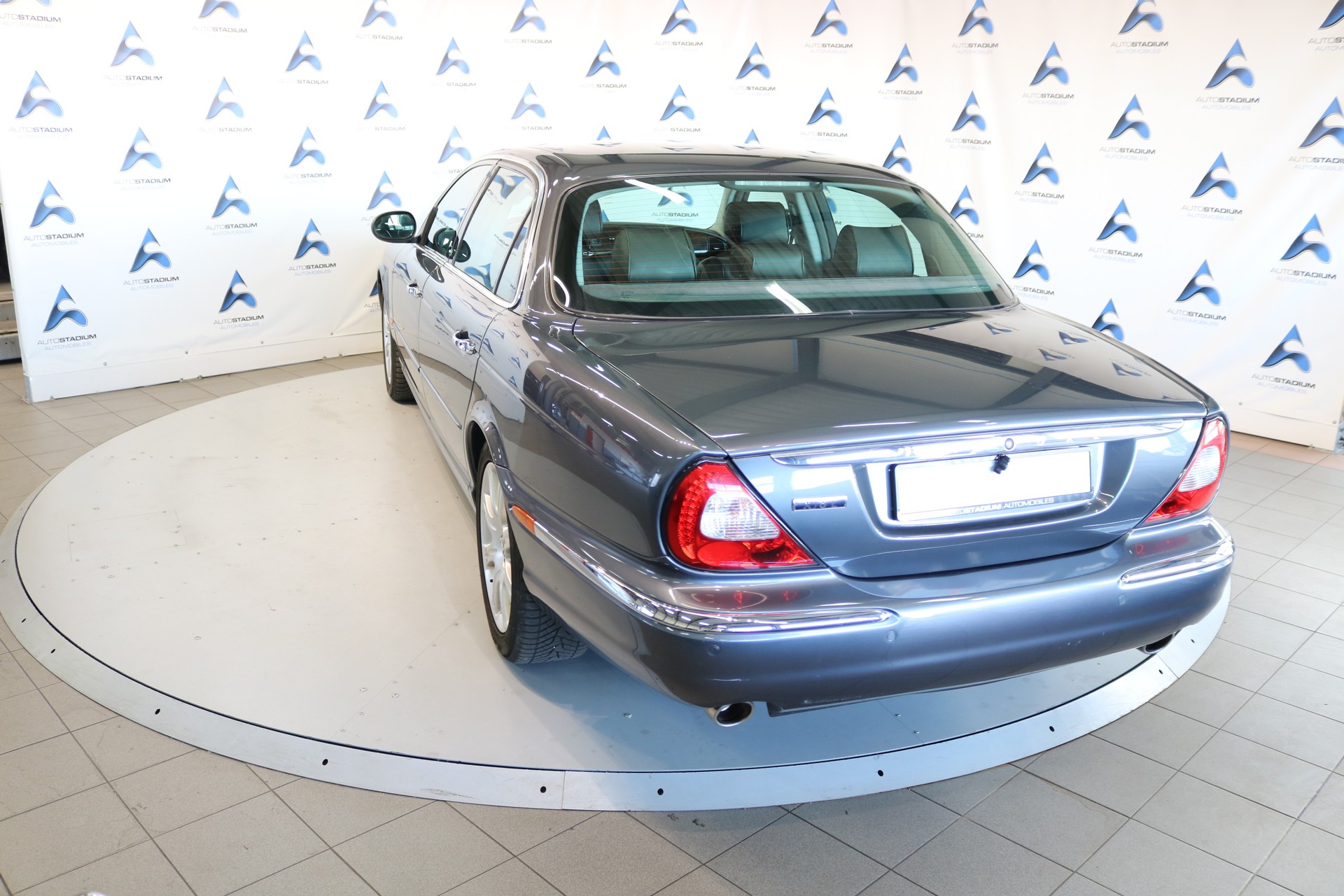 JAGUAR XJ8 LWB 4.2 V8 Executive-image-15