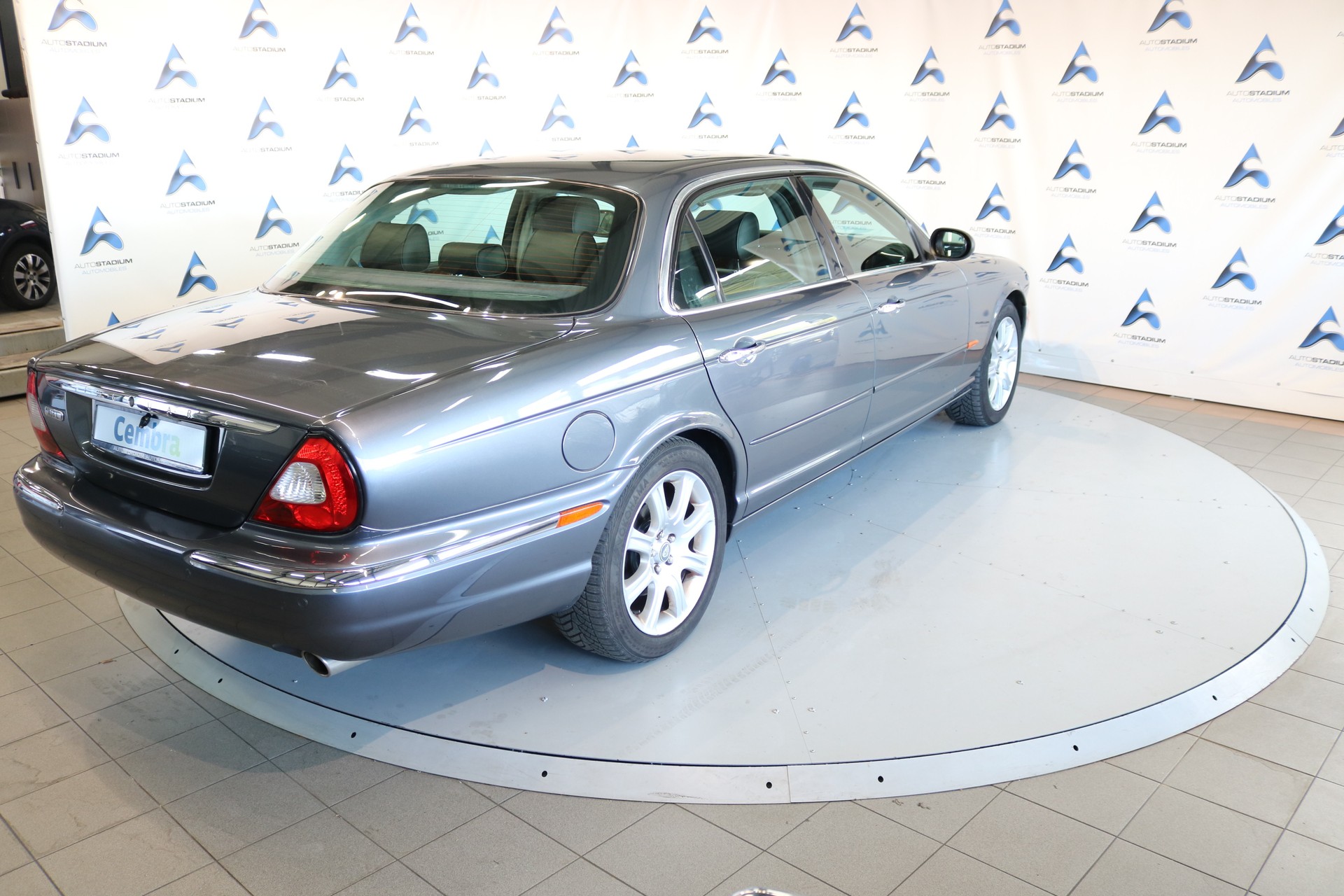 JAGUAR XJ8 LWB 4.2 V8 Executive-image-18