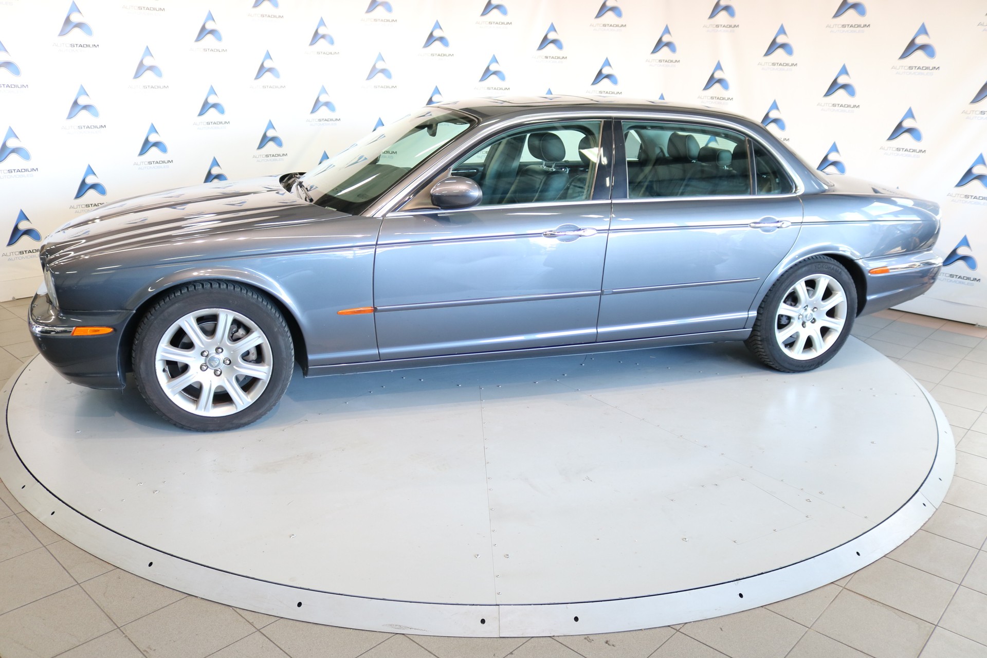 JAGUAR XJ8 LWB 4.2 V8 Executive-image-11