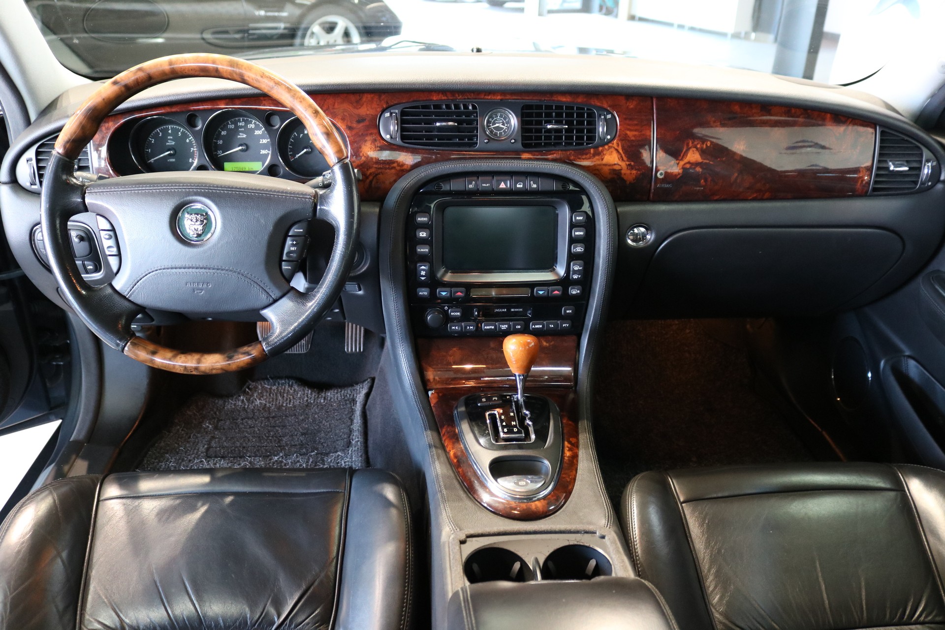 JAGUAR XJ8 LWB 4.2 V8 Executive-image-28