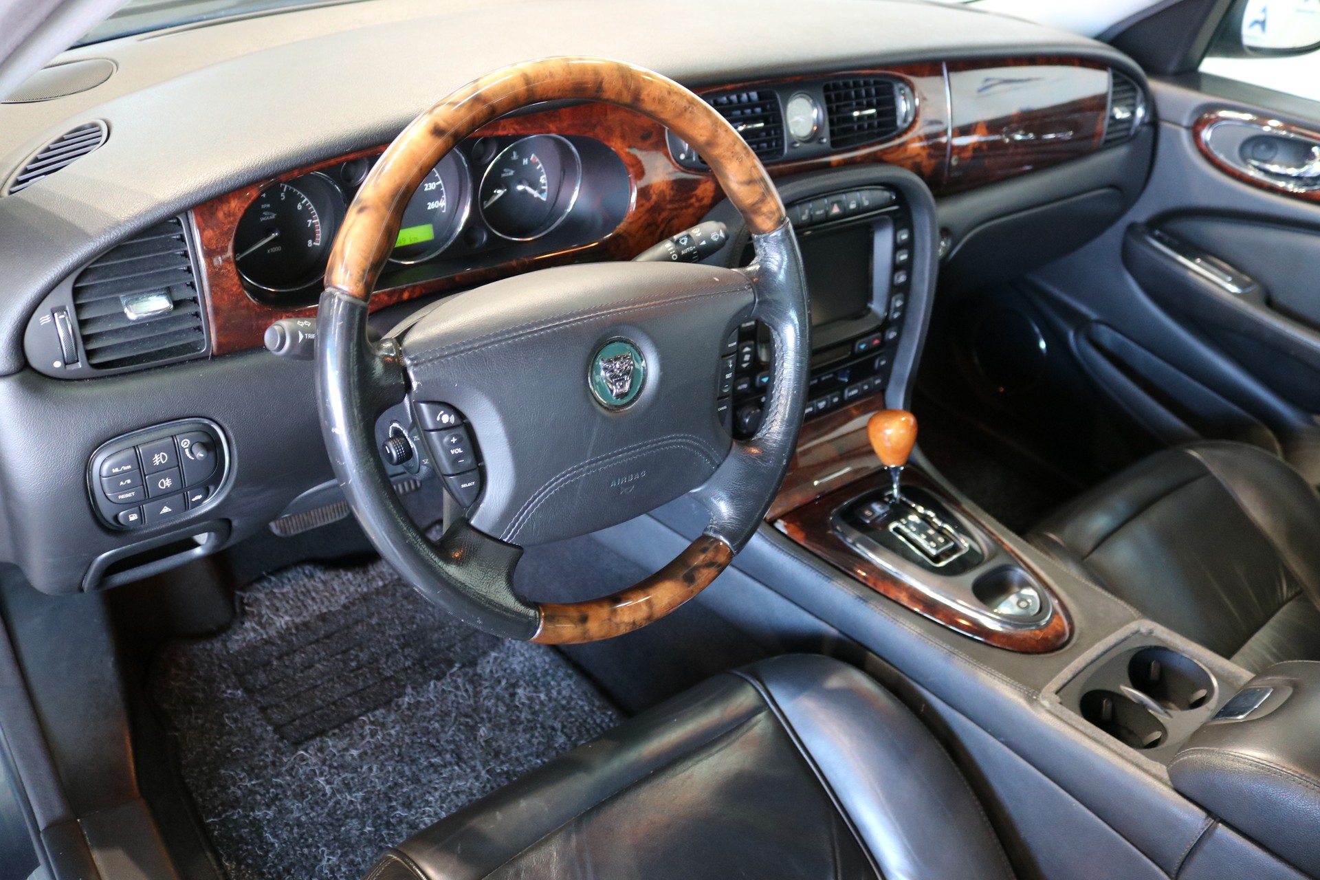 JAGUAR XJ8 LWB 4.2 V8 Executive-image-33