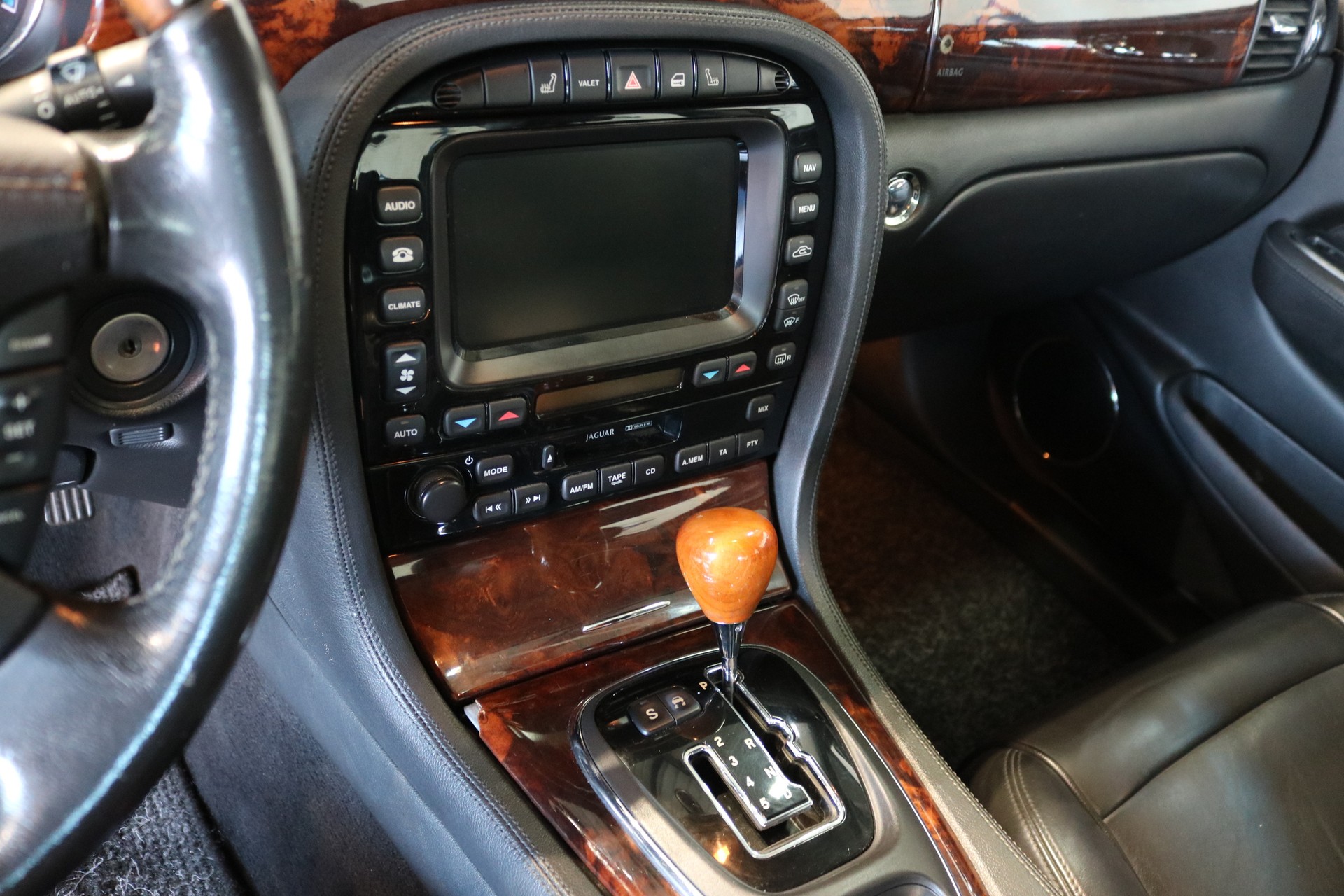 JAGUAR XJ8 LWB 4.2 V8 Executive-image-34