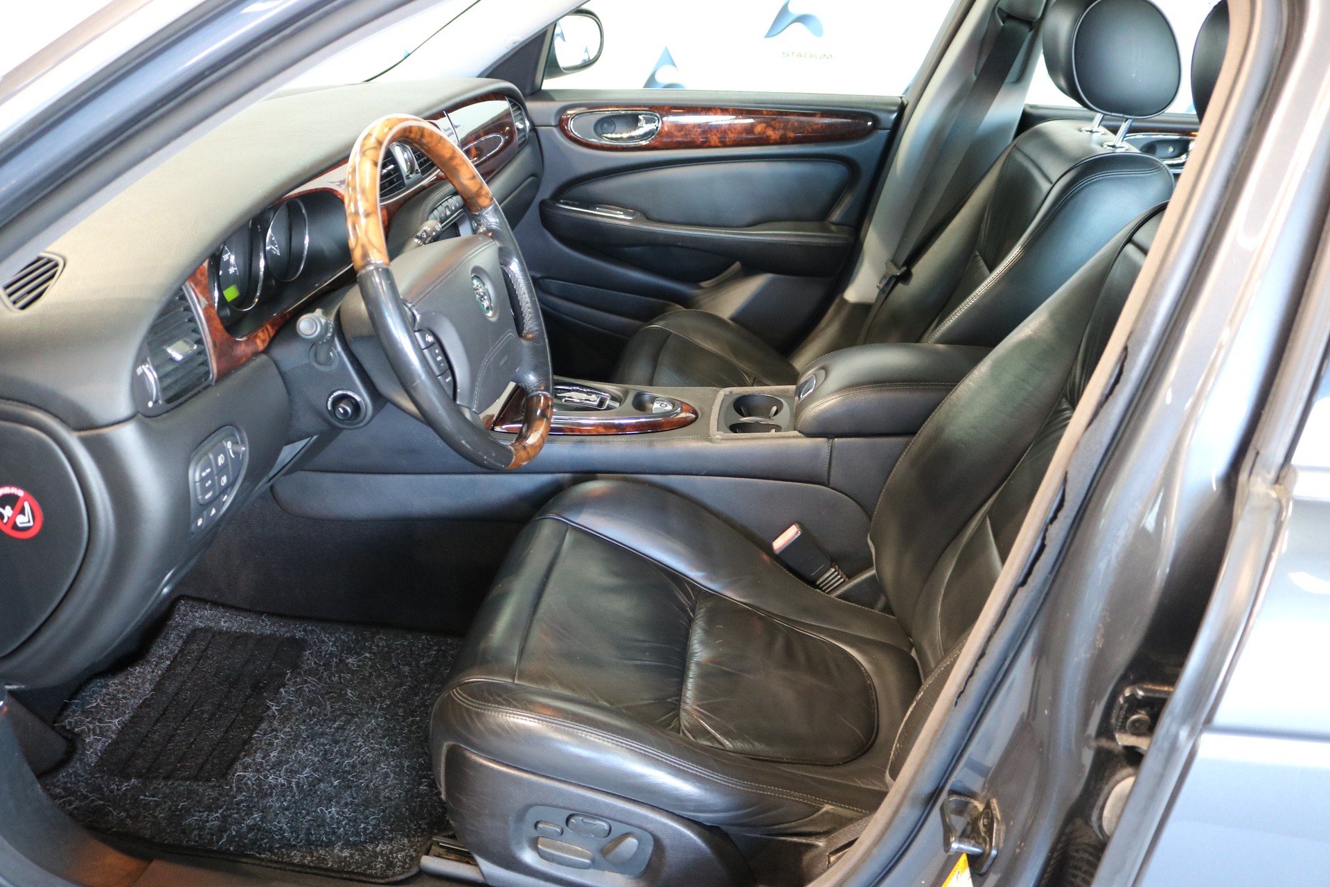 JAGUAR XJ8 LWB 4.2 V8 Executive-image-31