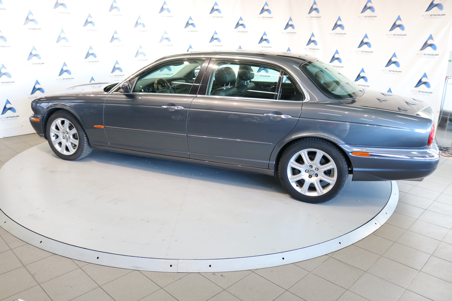 JAGUAR XJ8 LWB 4.2 V8 Executive-image-13