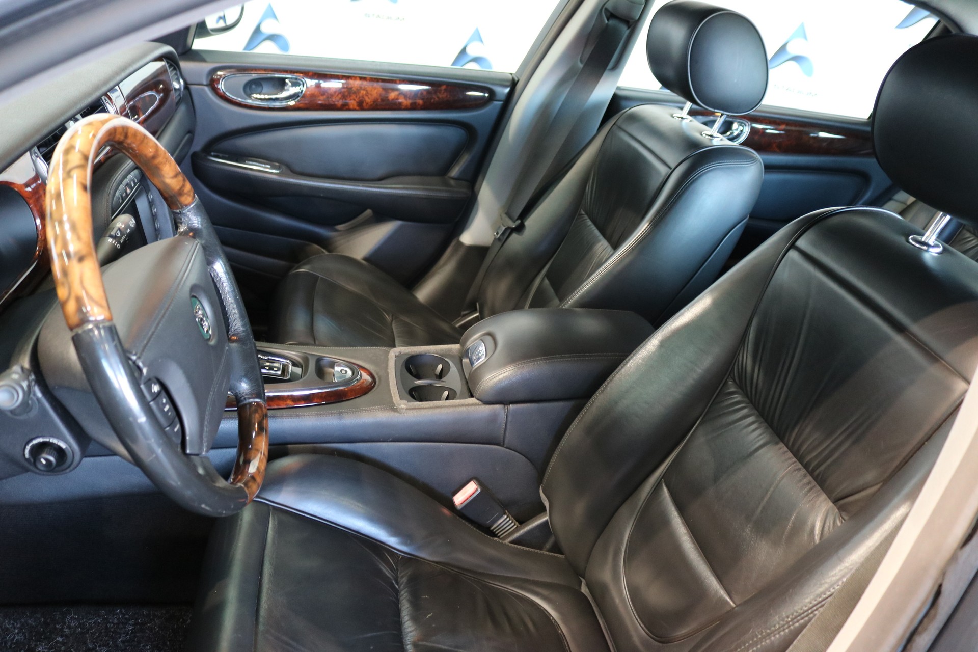 JAGUAR XJ8 LWB 4.2 V8 Executive-image-32