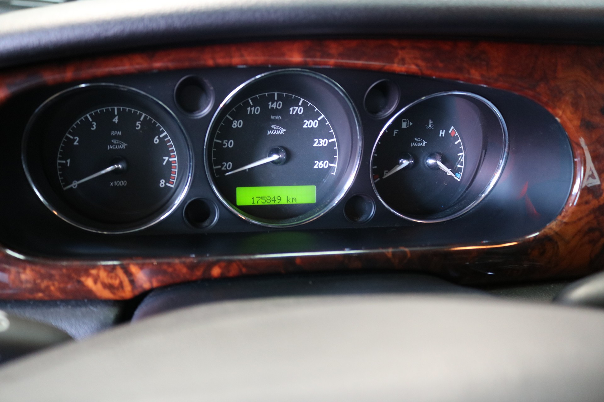 JAGUAR XJ8 LWB 4.2 V8 Executive-image-35