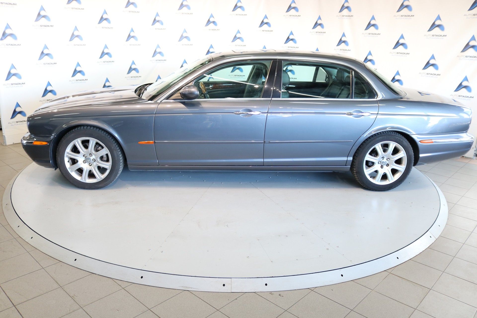 JAGUAR XJ8 LWB 4.2 V8 Executive-image-12